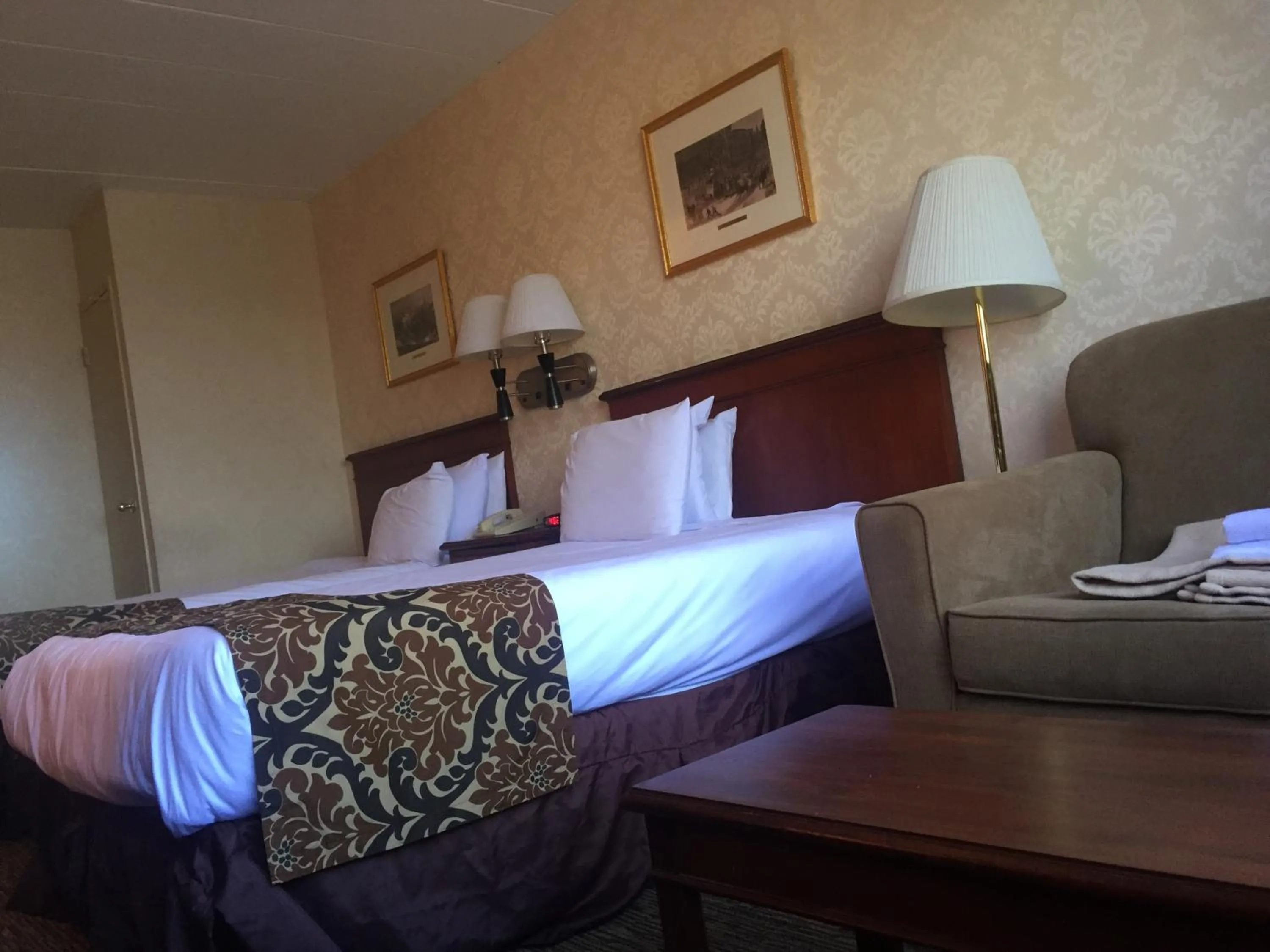 Photo of the whole room, Bed in Airway Inn