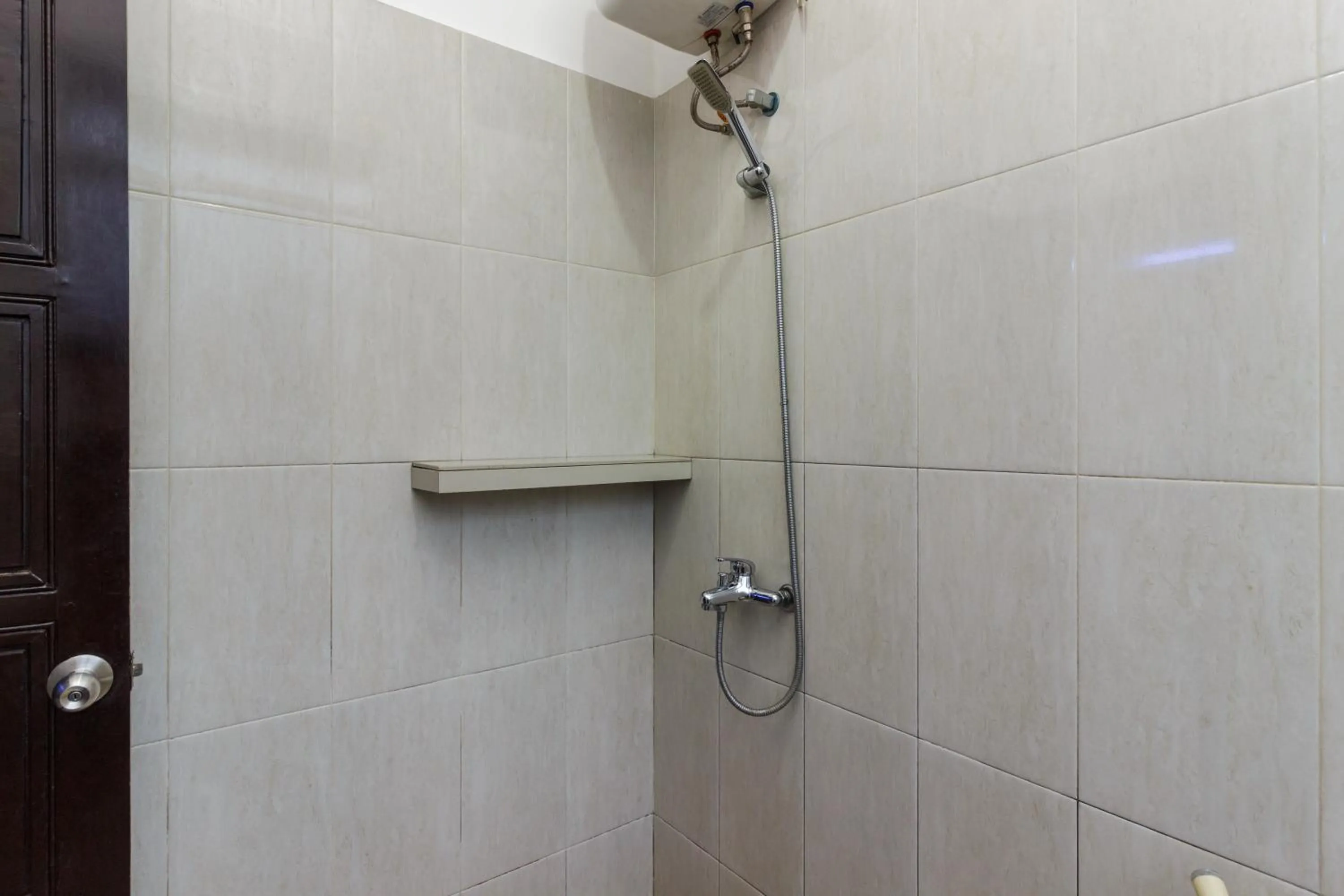 Shower in RedDoorz Premium @ Ampera Raya 2