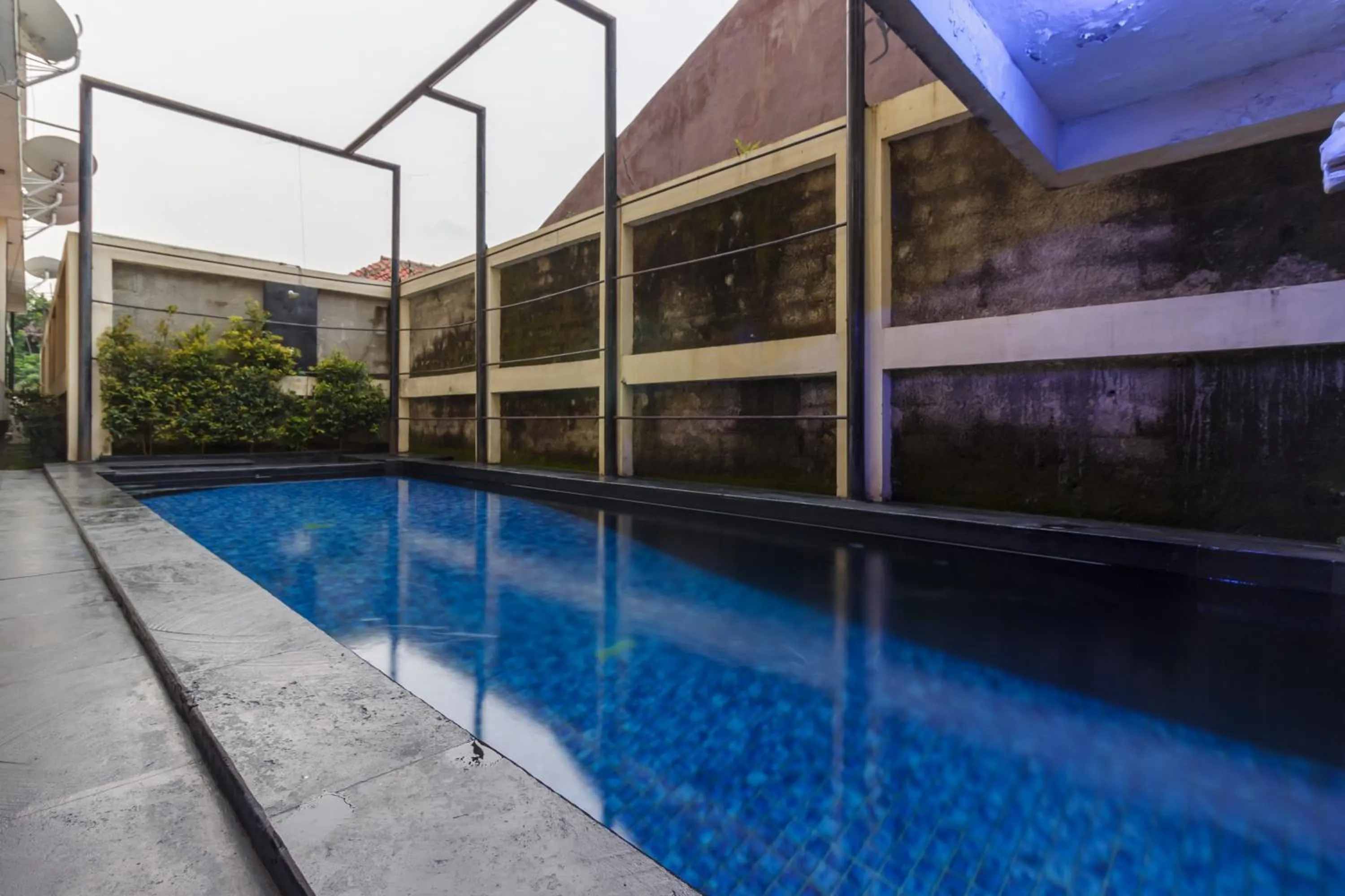 Swimming pool in RedDoorz Premium @ Ampera Raya 2