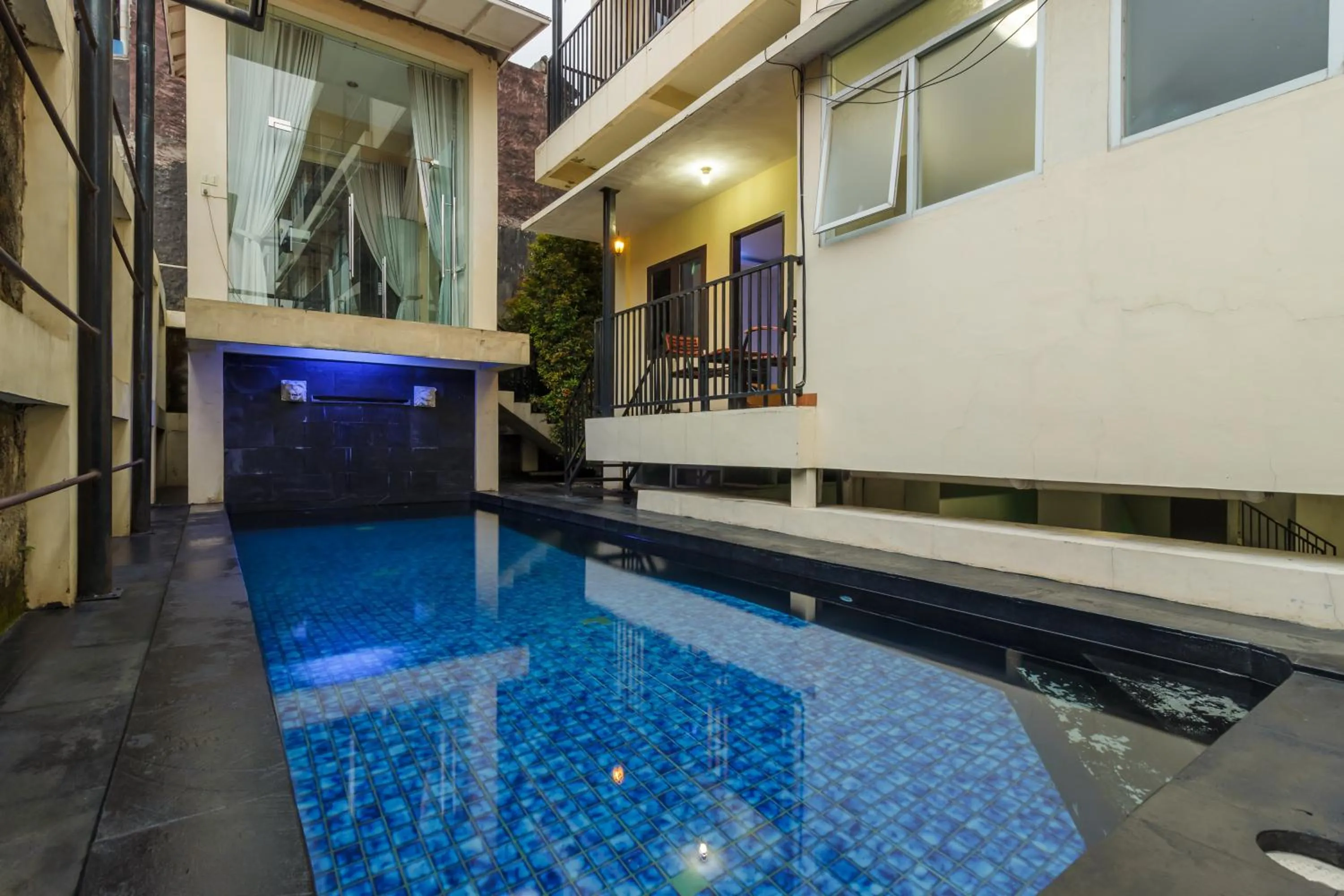 Swimming pool in RedDoorz Premium @ Ampera Raya 2