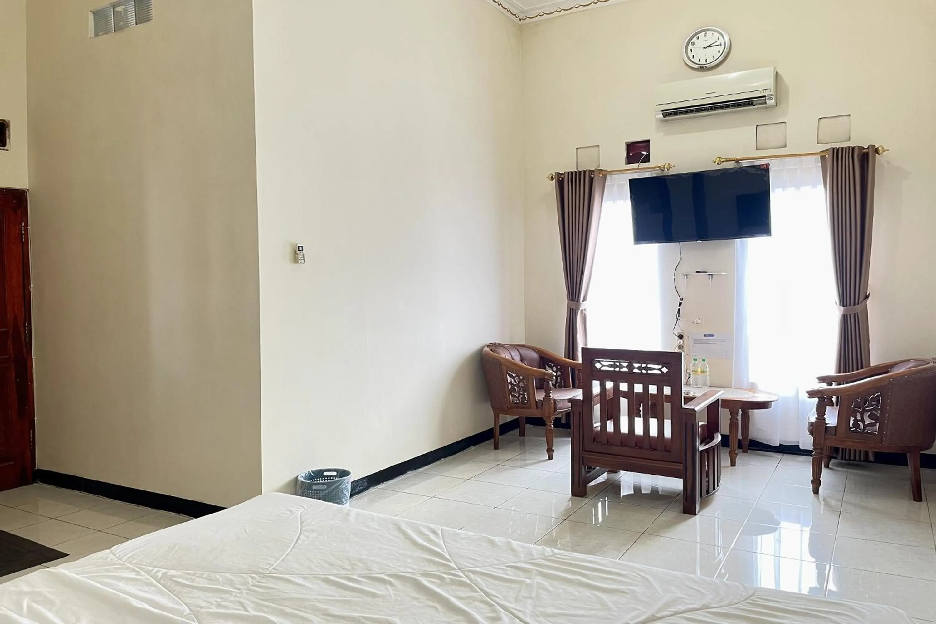 Bedroom, Bed in Hotel Ramayana Garut