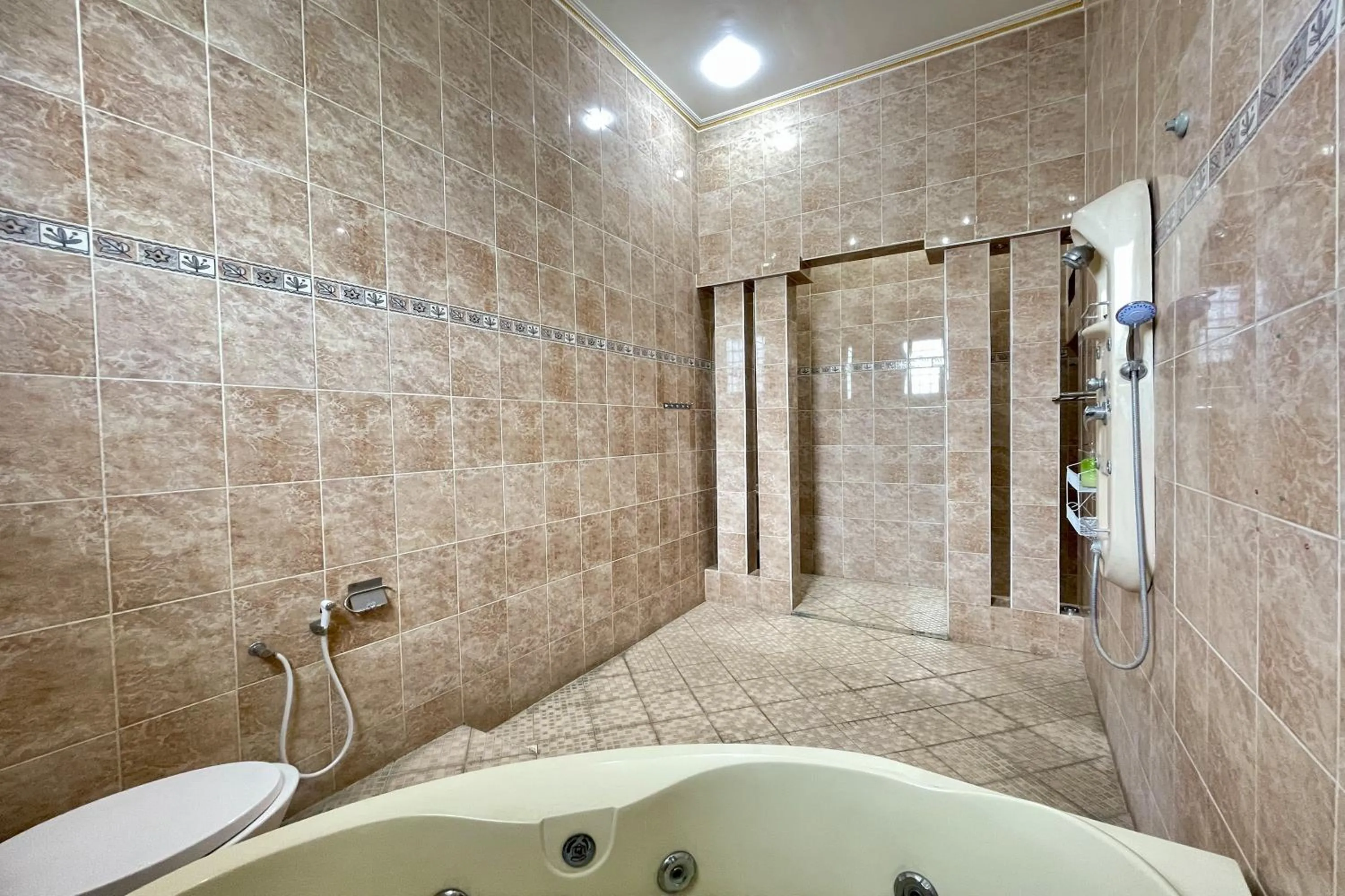 Shower in Hotel Ramayana Garut