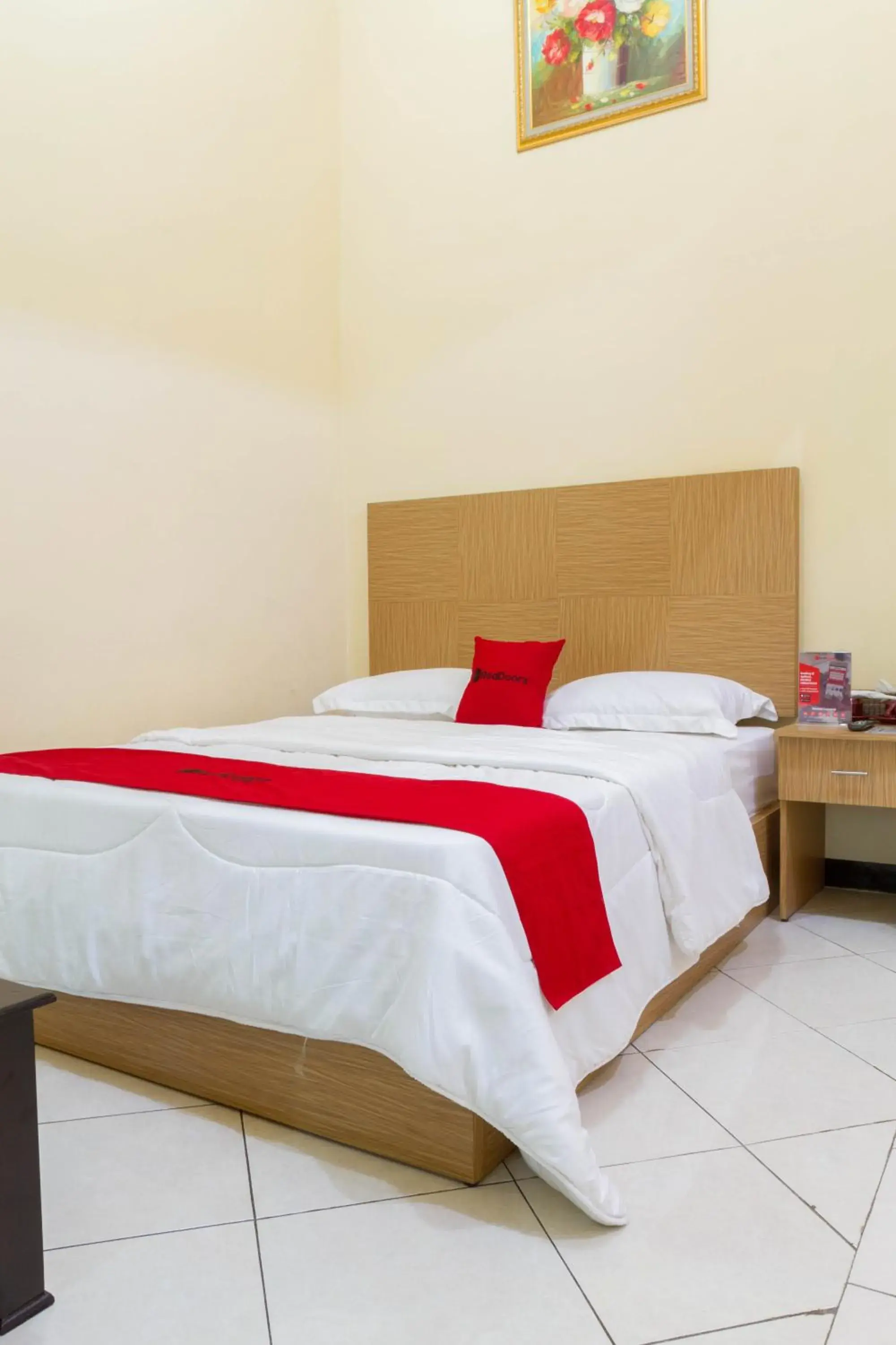 Junior Suite in RedDoorz @ Pataruman Garut Junior Suite in RedDoorz @ Pataruman Garut