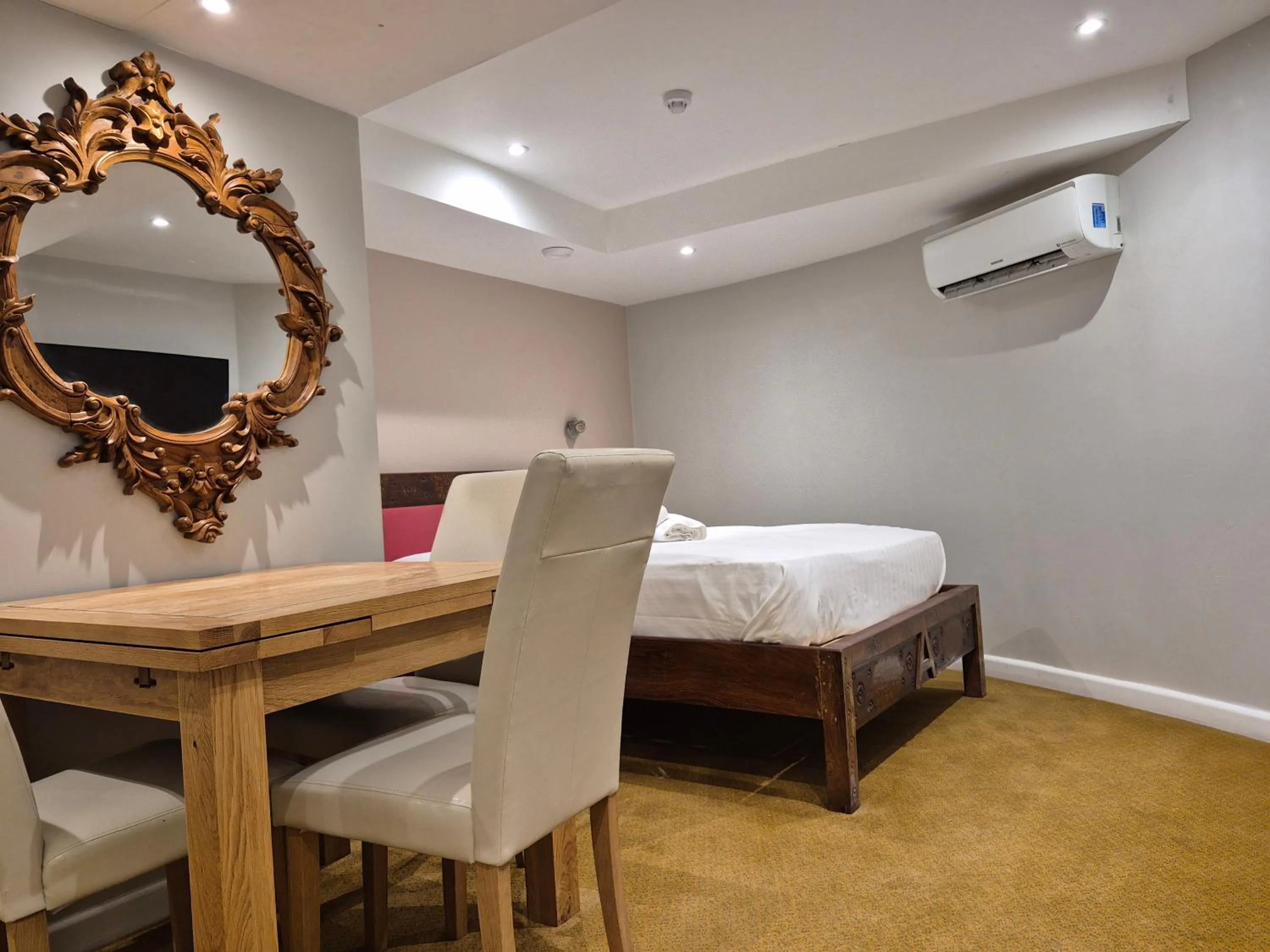 Photo of the whole room, Bed in Amsterdam Hotel Brighton Seafront