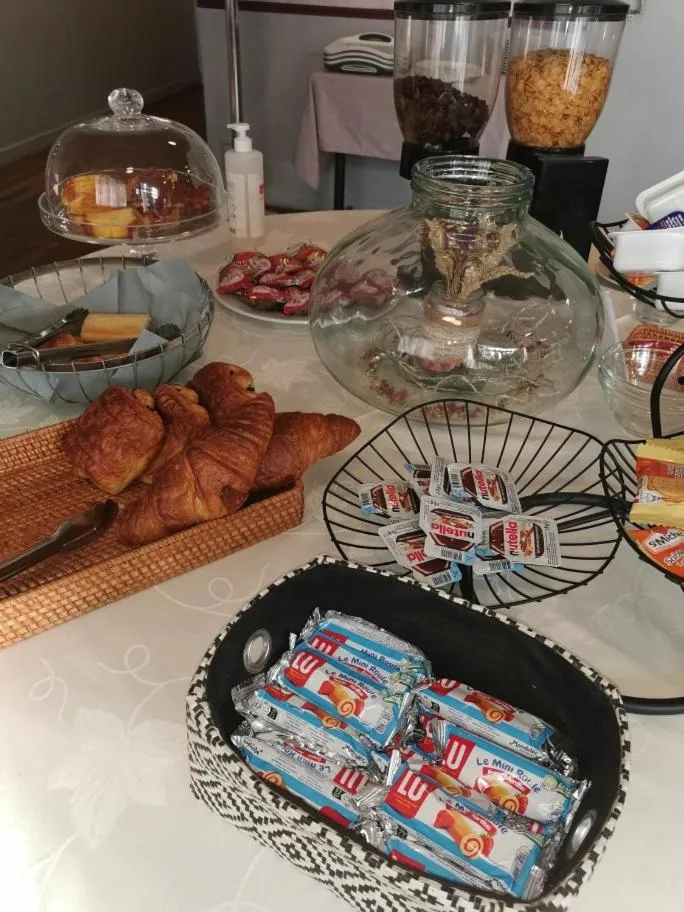 Breakfast in Hotel Restaurant La Grenouillère