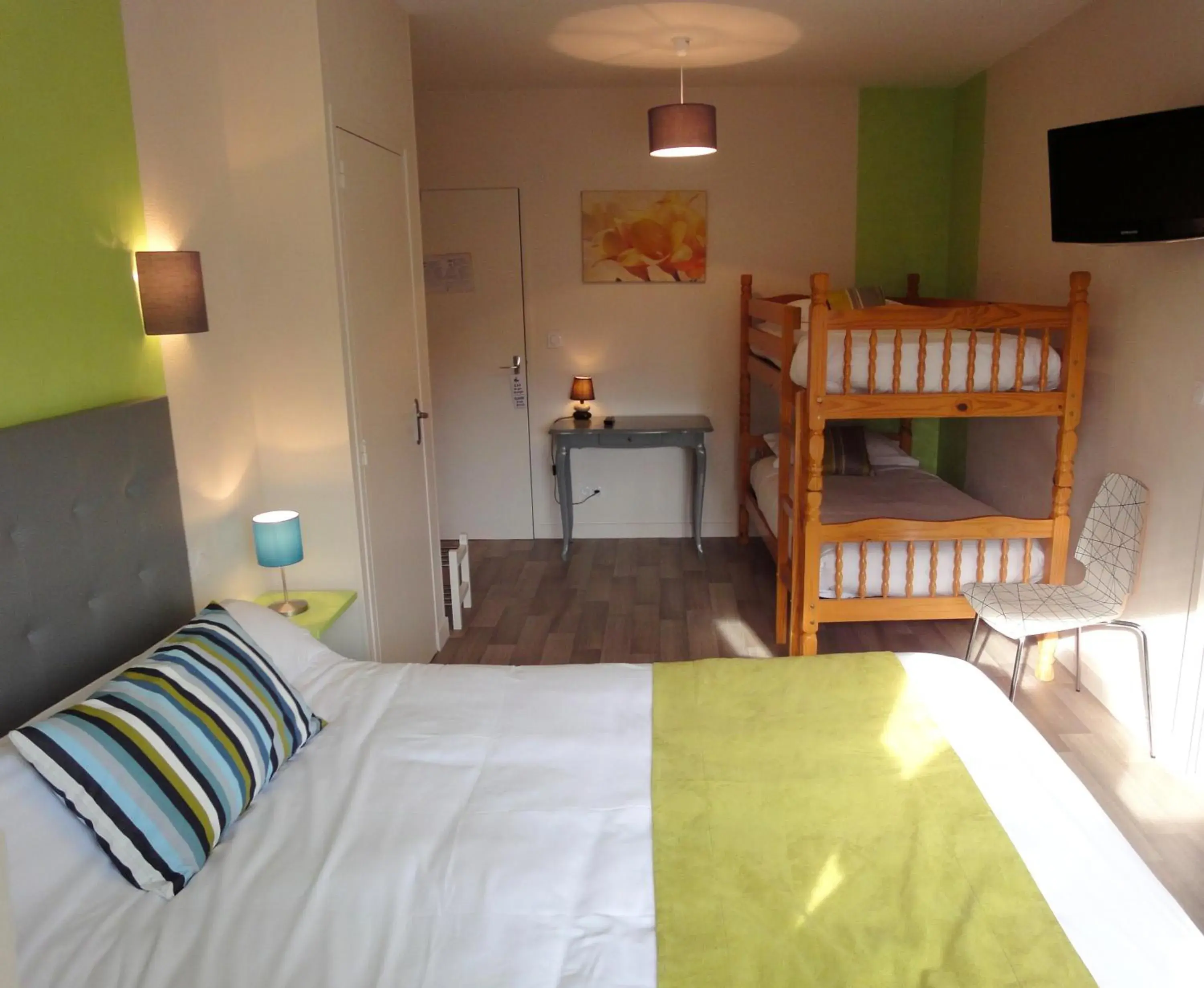 Quadruple Room in Hotel Restaurant La Grenouillère Quadruple Room in Hotel Restaurant La Grenouillère