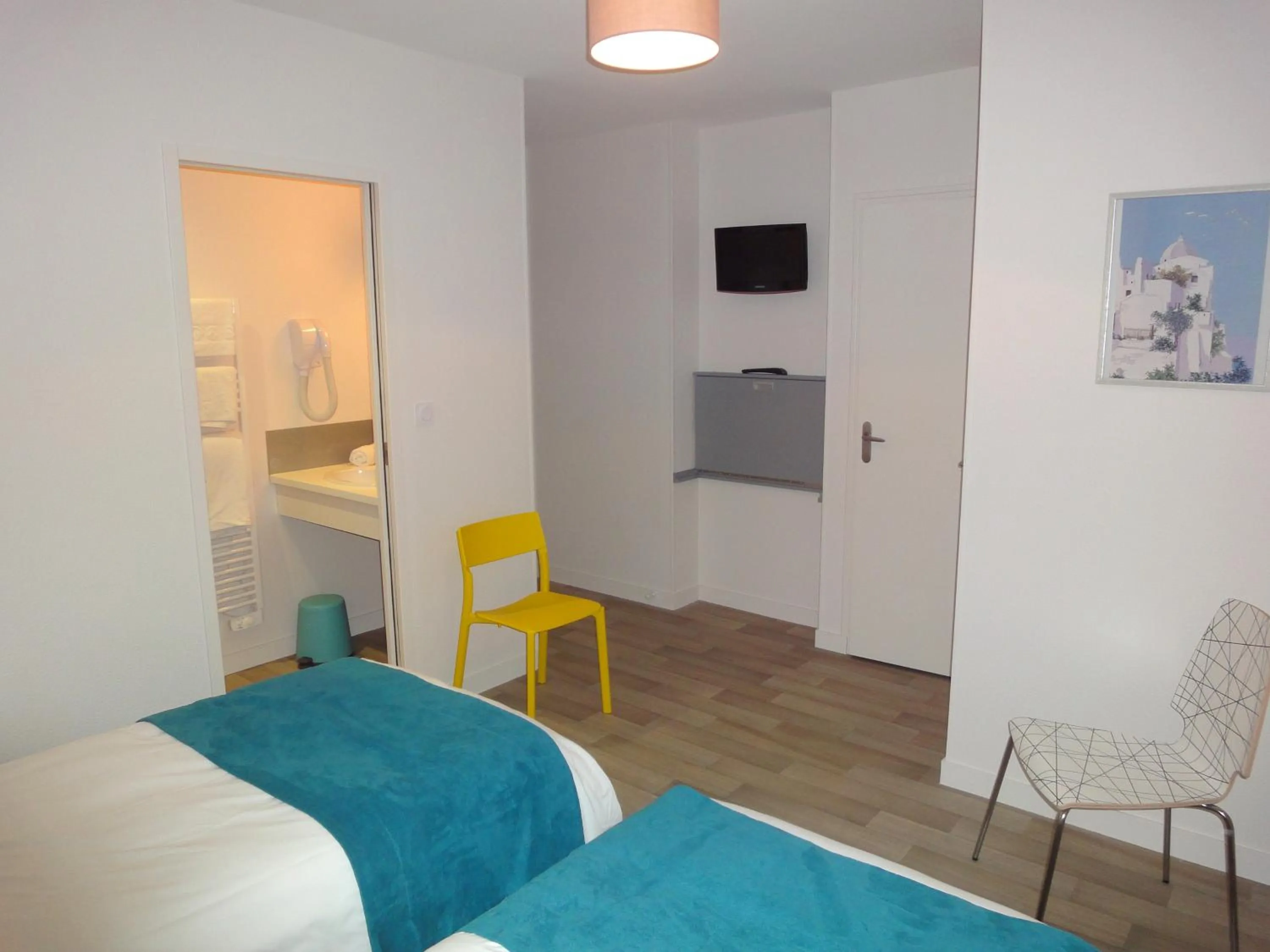 Bathroom, Bed in Hotel Restaurant La Grenouillère