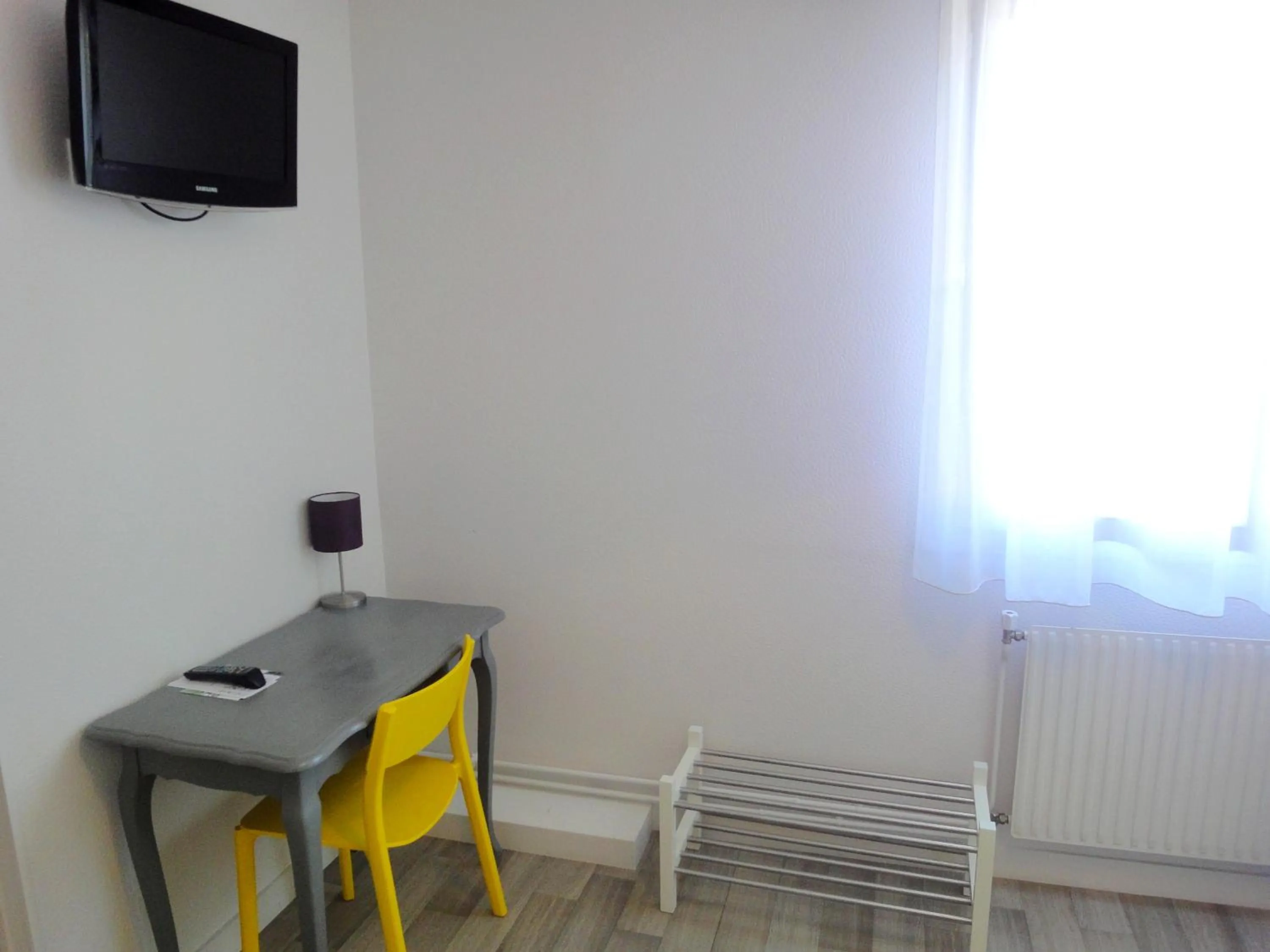 Bedroom in Hotel Restaurant La Grenouillère