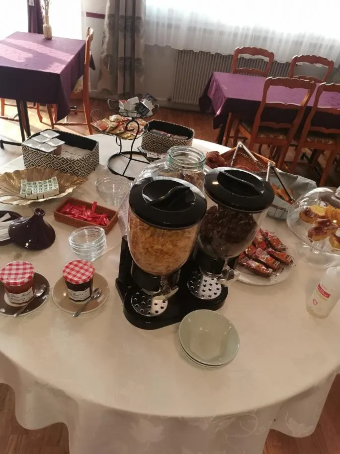 Breakfast in Hotel Restaurant La Grenouillère