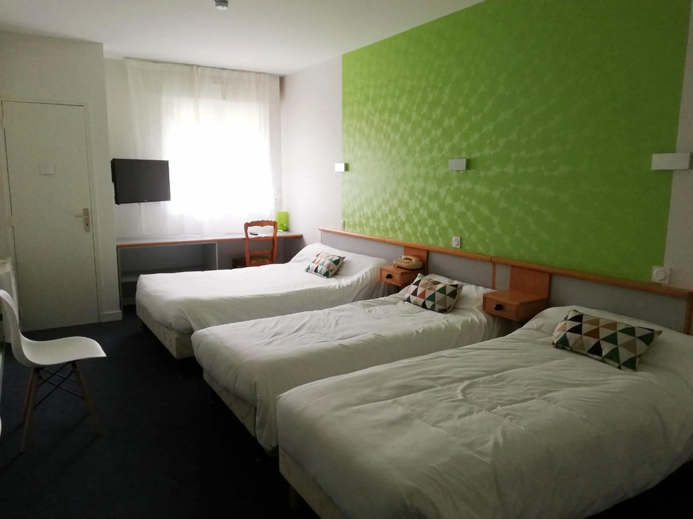 Bed in Hotel Restaurant La Grenouillère