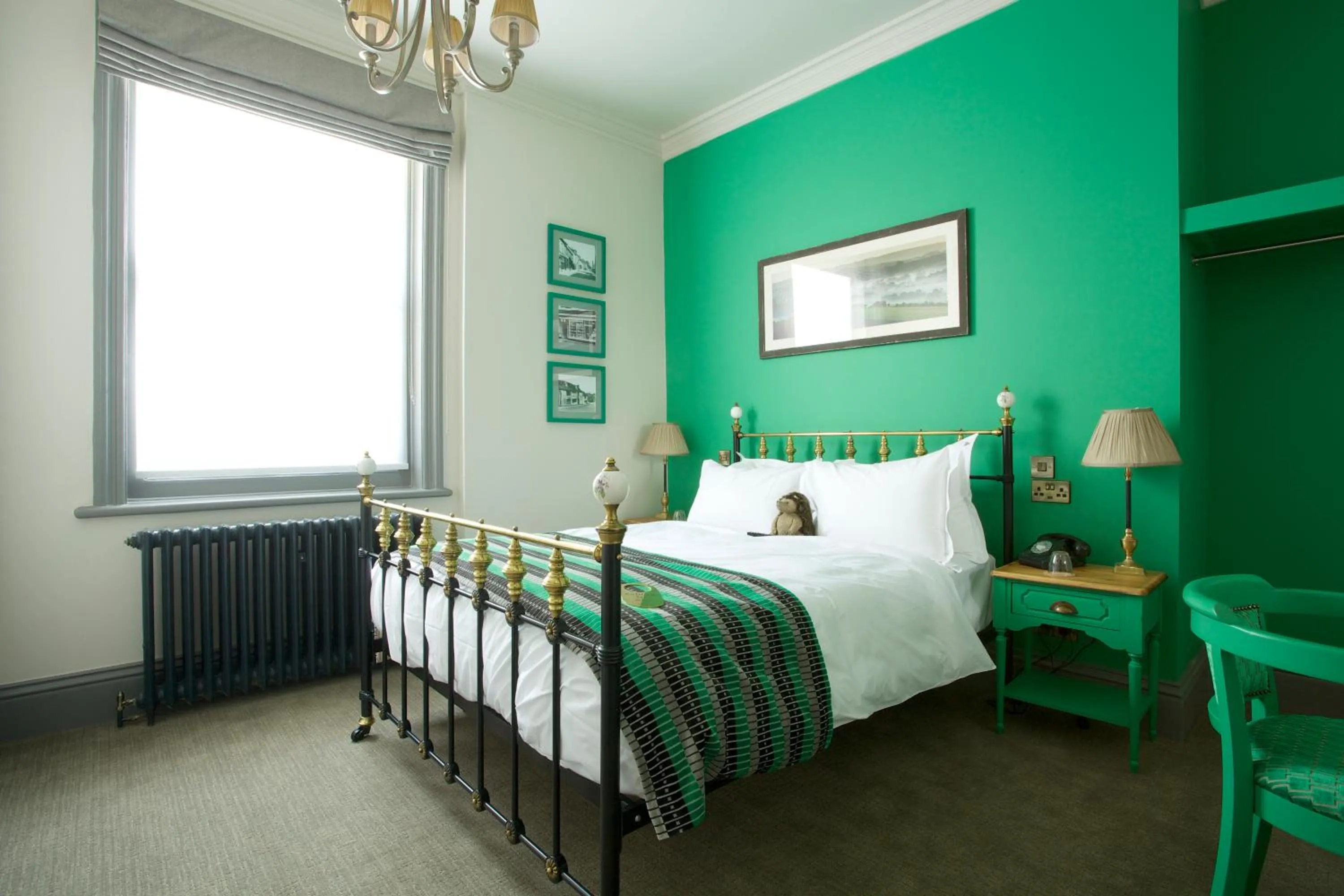 Day, Bed in The Crown Hotel