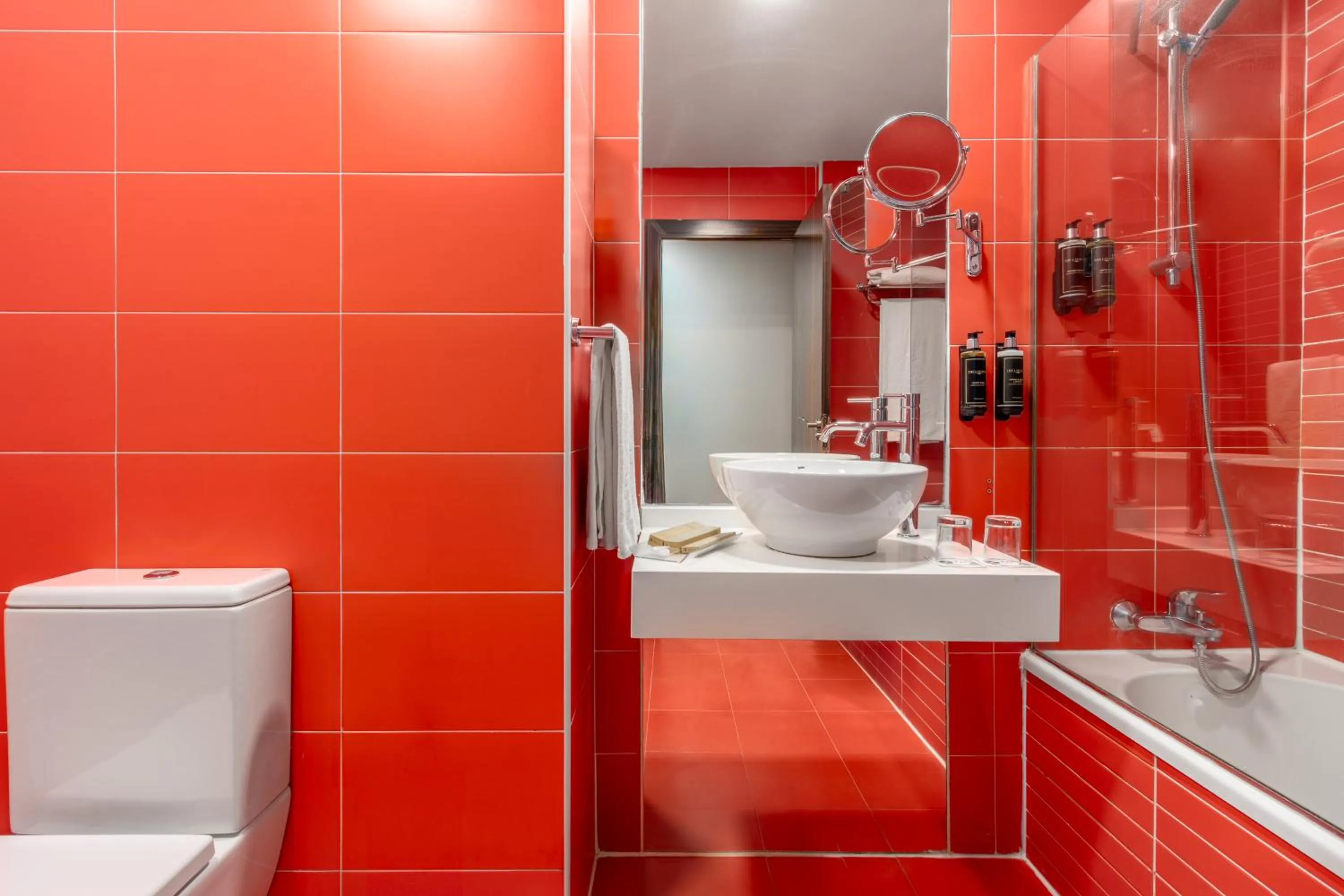 Shower in Exe Convention Plaza Madrid