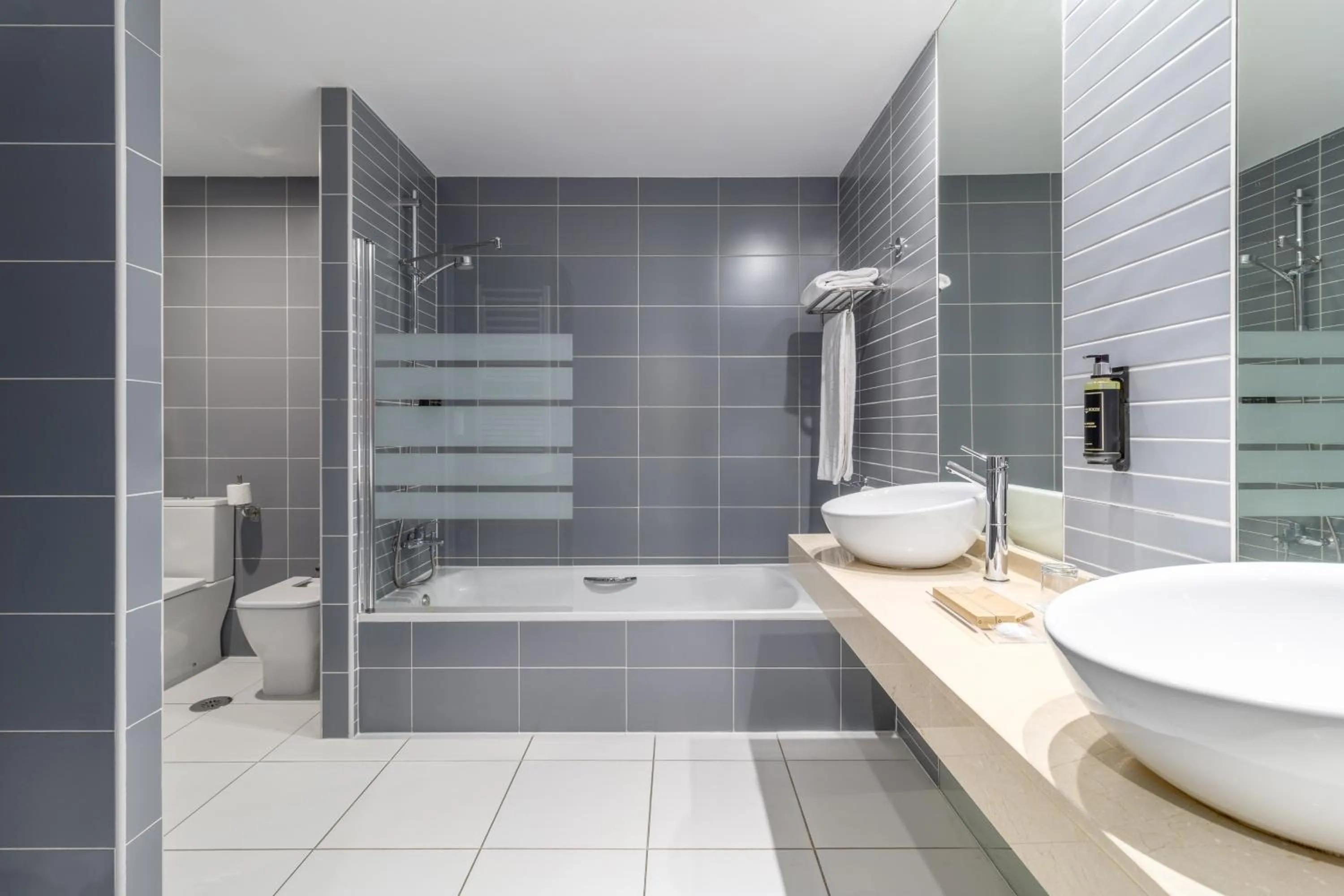 Shower in Exe Convention Plaza Madrid