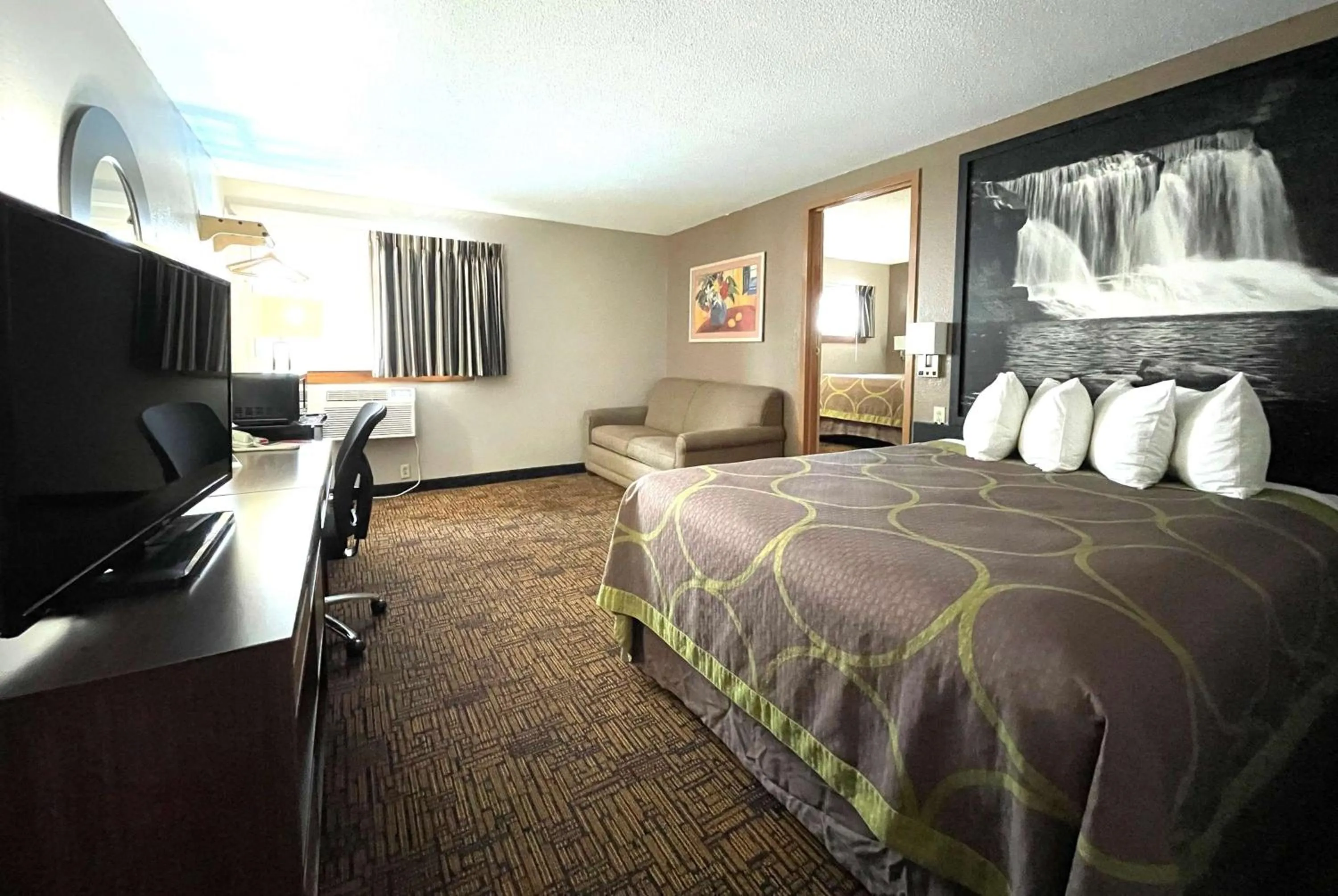 Photo of the whole room, Bed in Super 8 by Wyndham Indianapolis Emerson