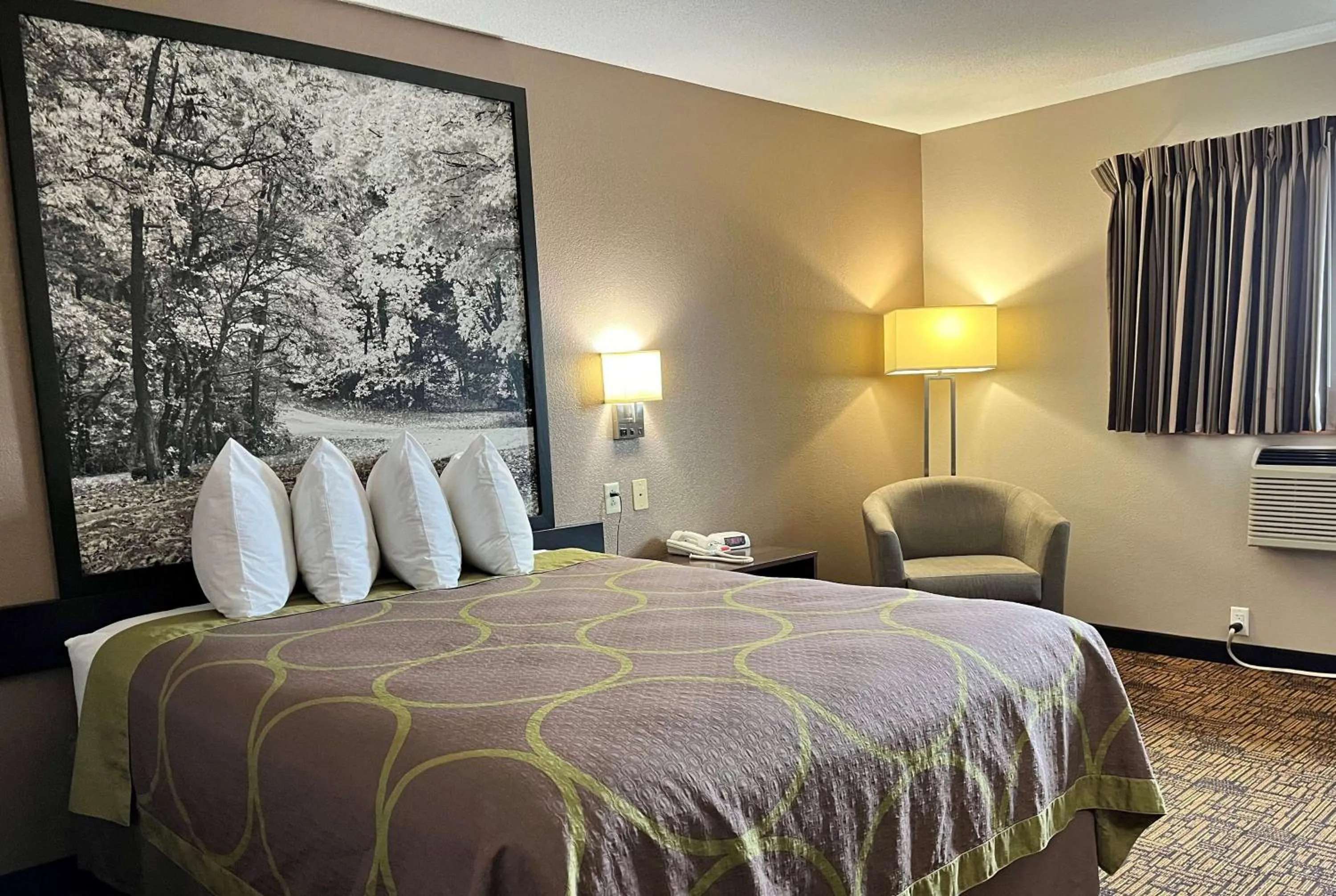 Photo of the whole room, Bed in Super 8 by Wyndham Indianapolis Emerson