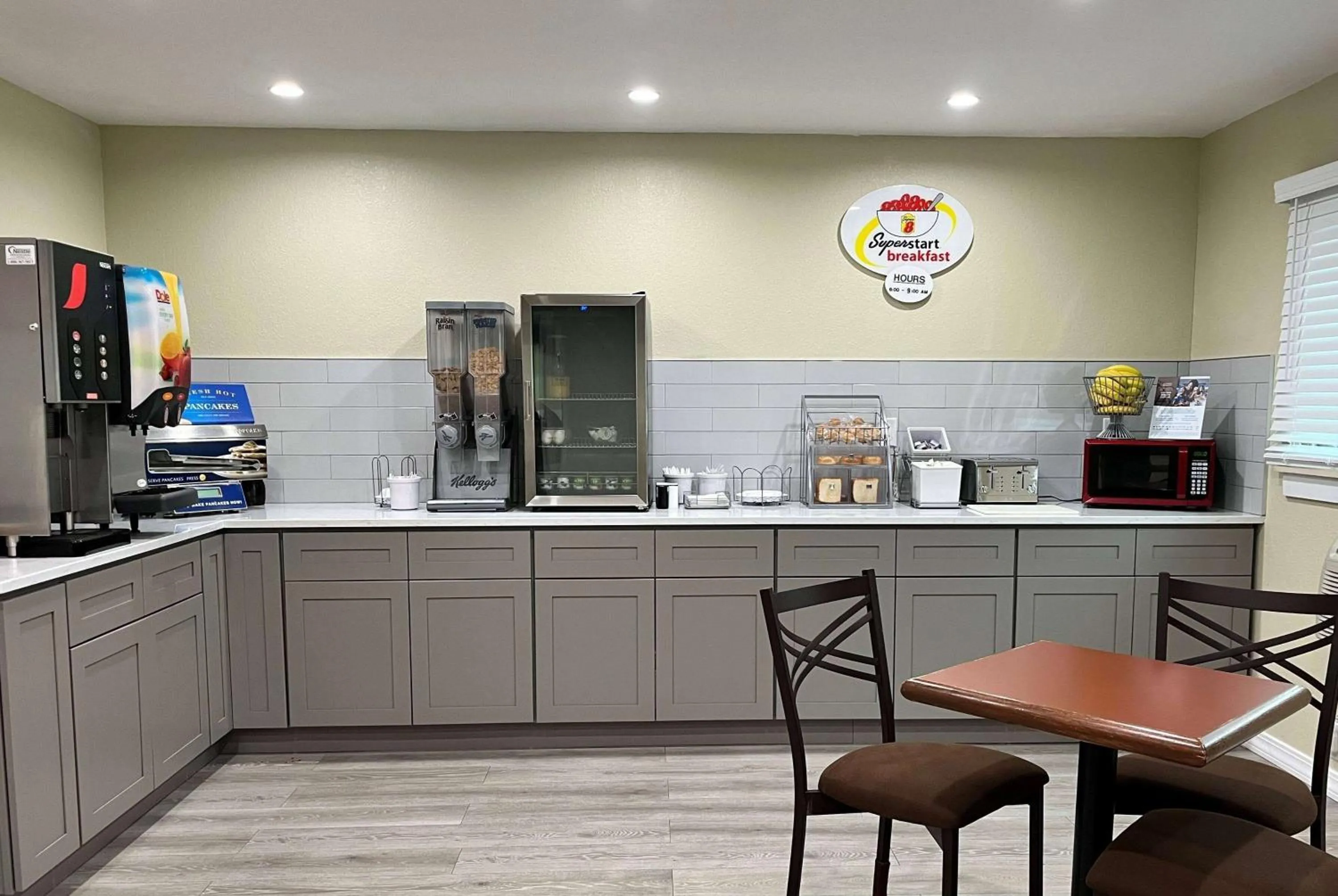 Breakfast in Super 8 by Wyndham Indianapolis Emerson