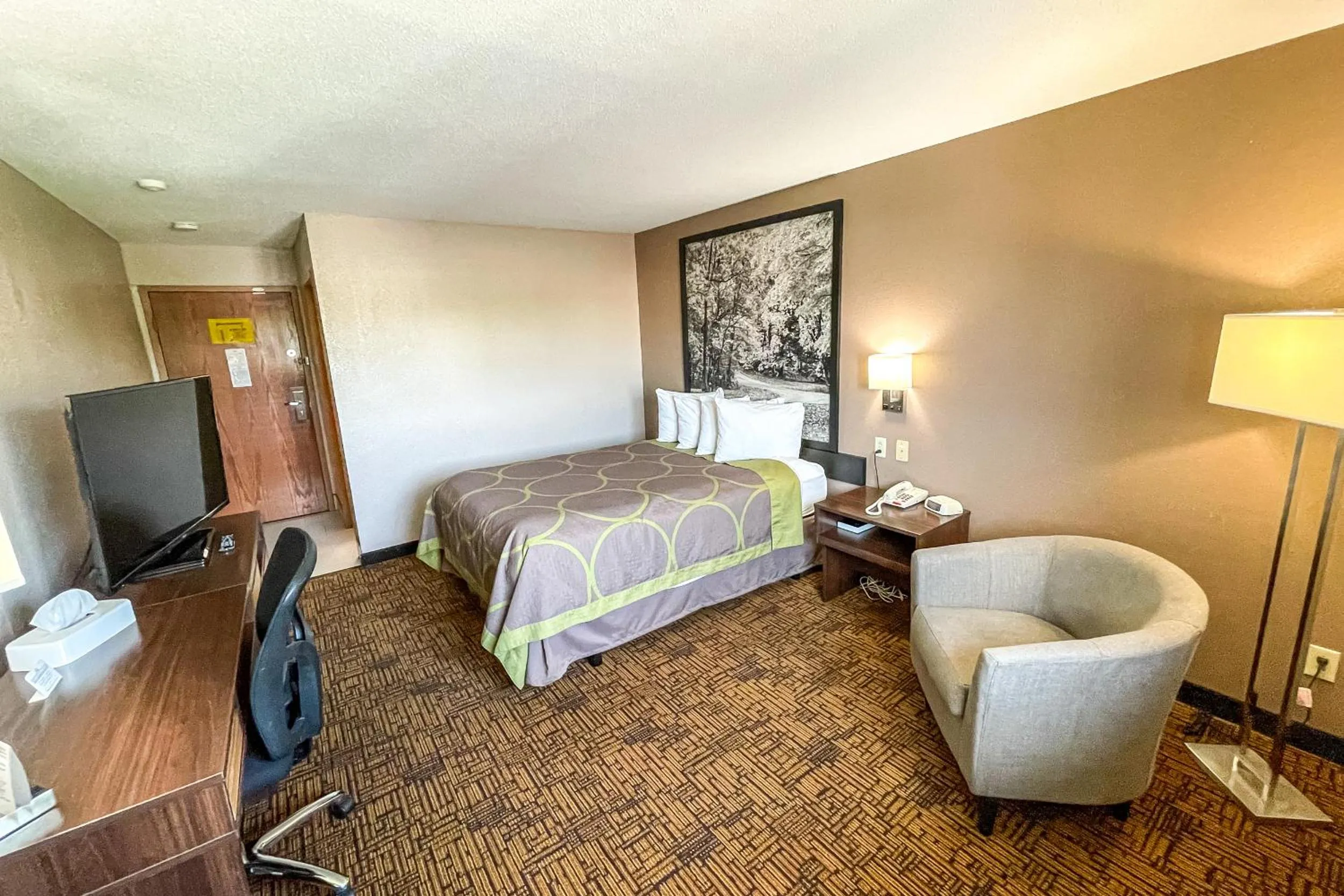 TV and multimedia, Bed in Super 8 by Wyndham Indianapolis Emerson