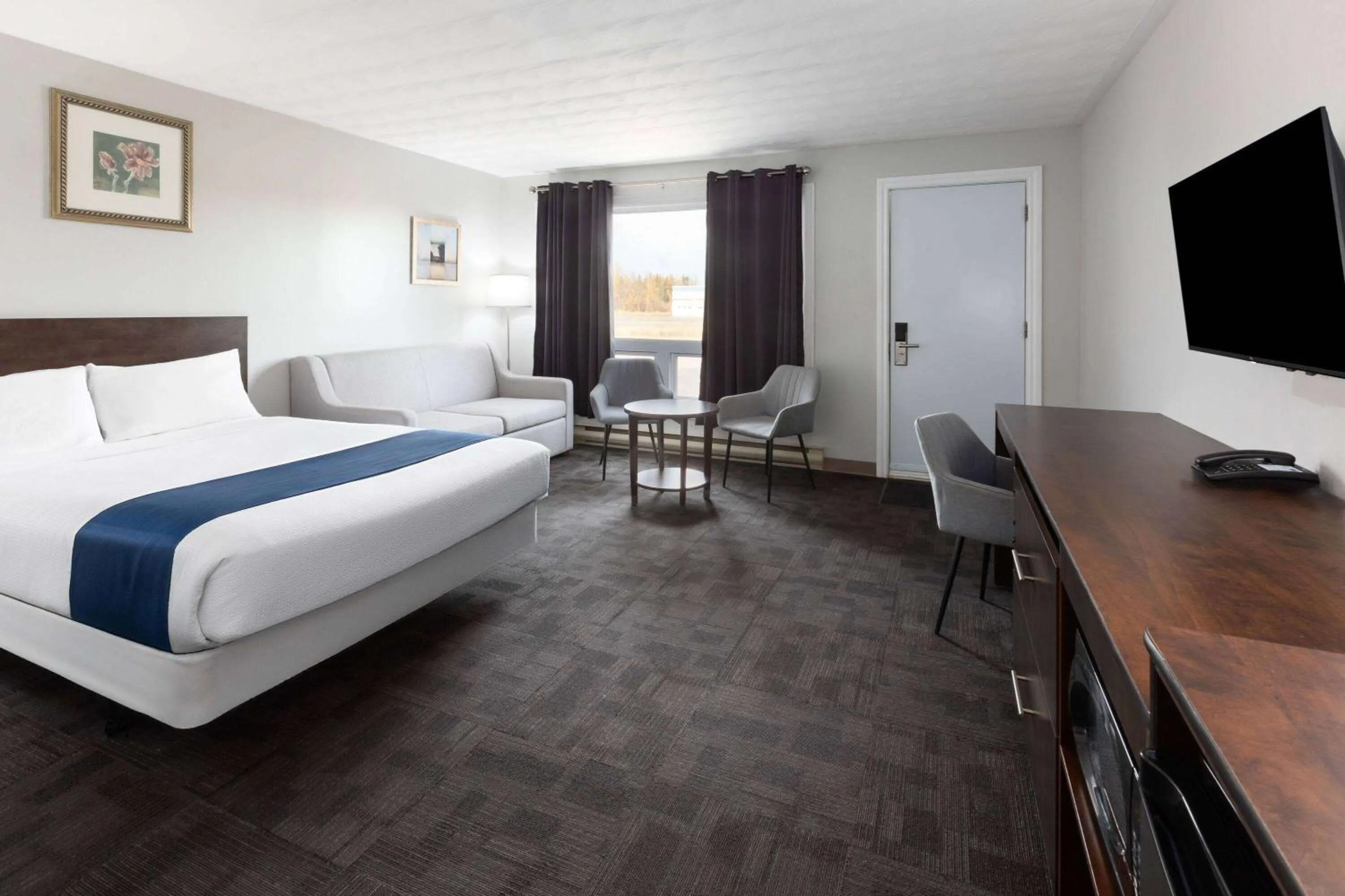 Photo of the whole room, Bed in Travelodge by Wyndham Cochrane Ontario