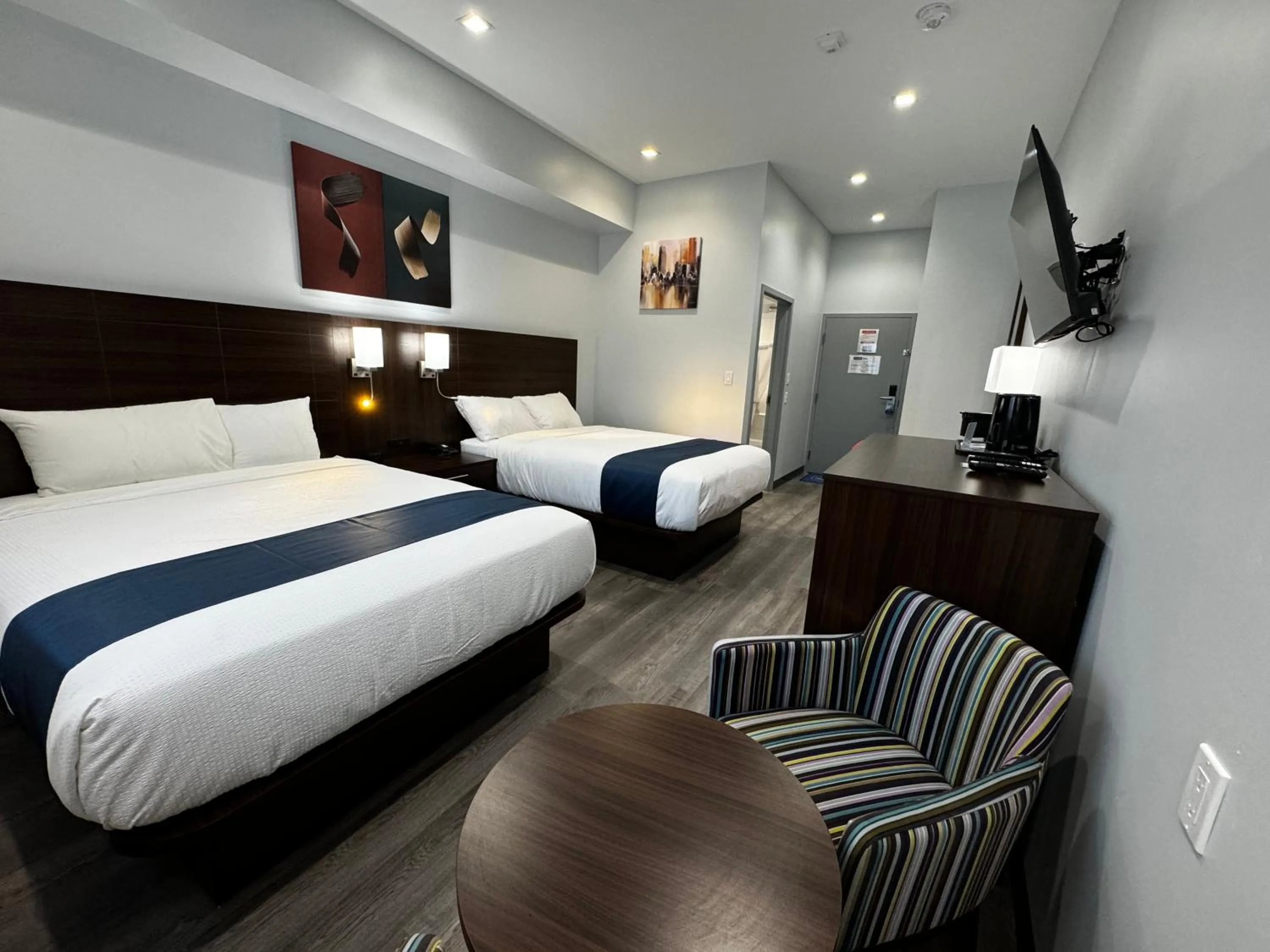Photo of the whole room, Bed in Travelodge by Wyndham Cochrane Ontario