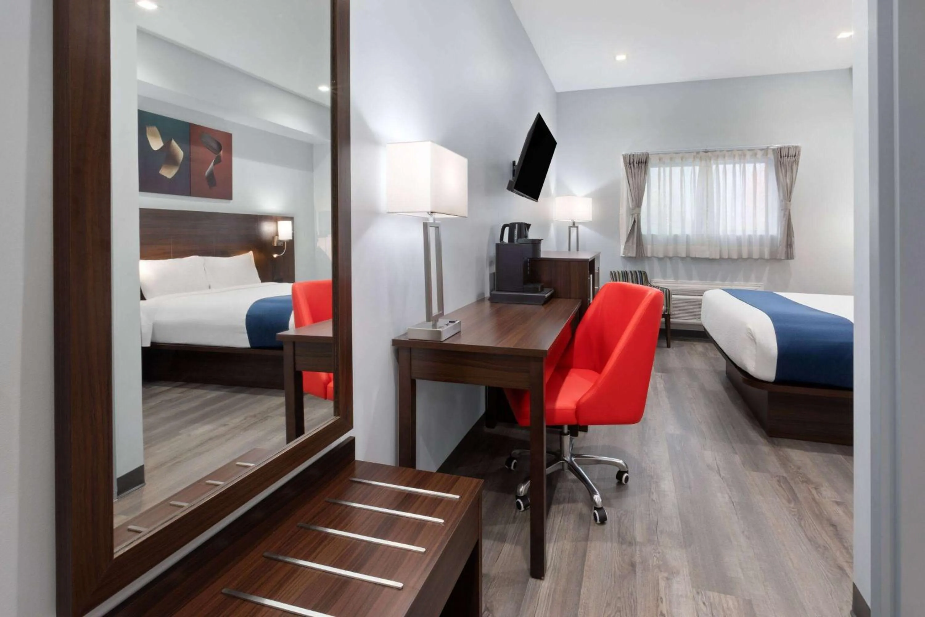 Photo of the whole room, Bed in Travelodge by Wyndham Cochrane Ontario