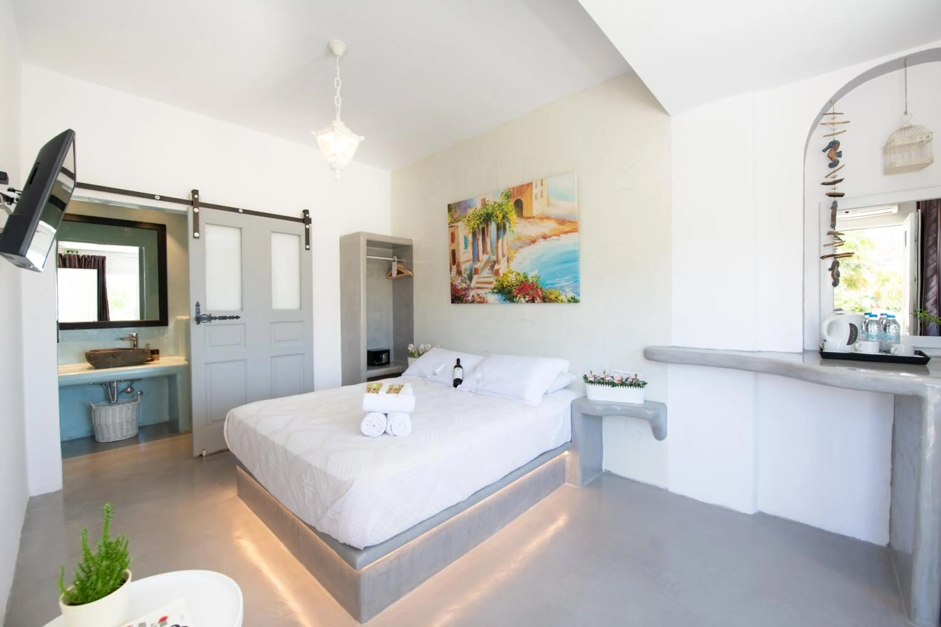 Photo of the whole room, Bed in Arlene Suites