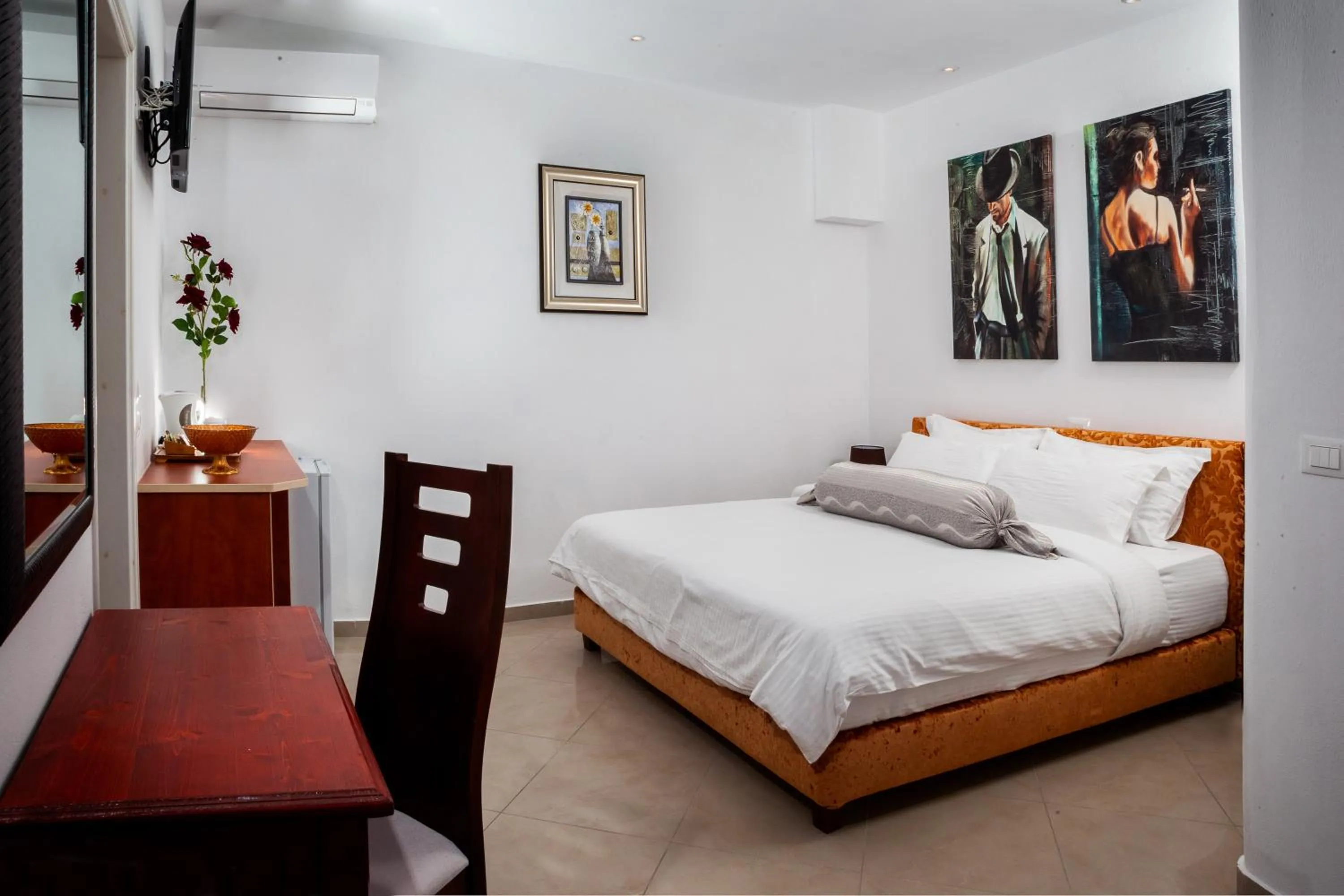 Time of day, Bed in Arlene Suites