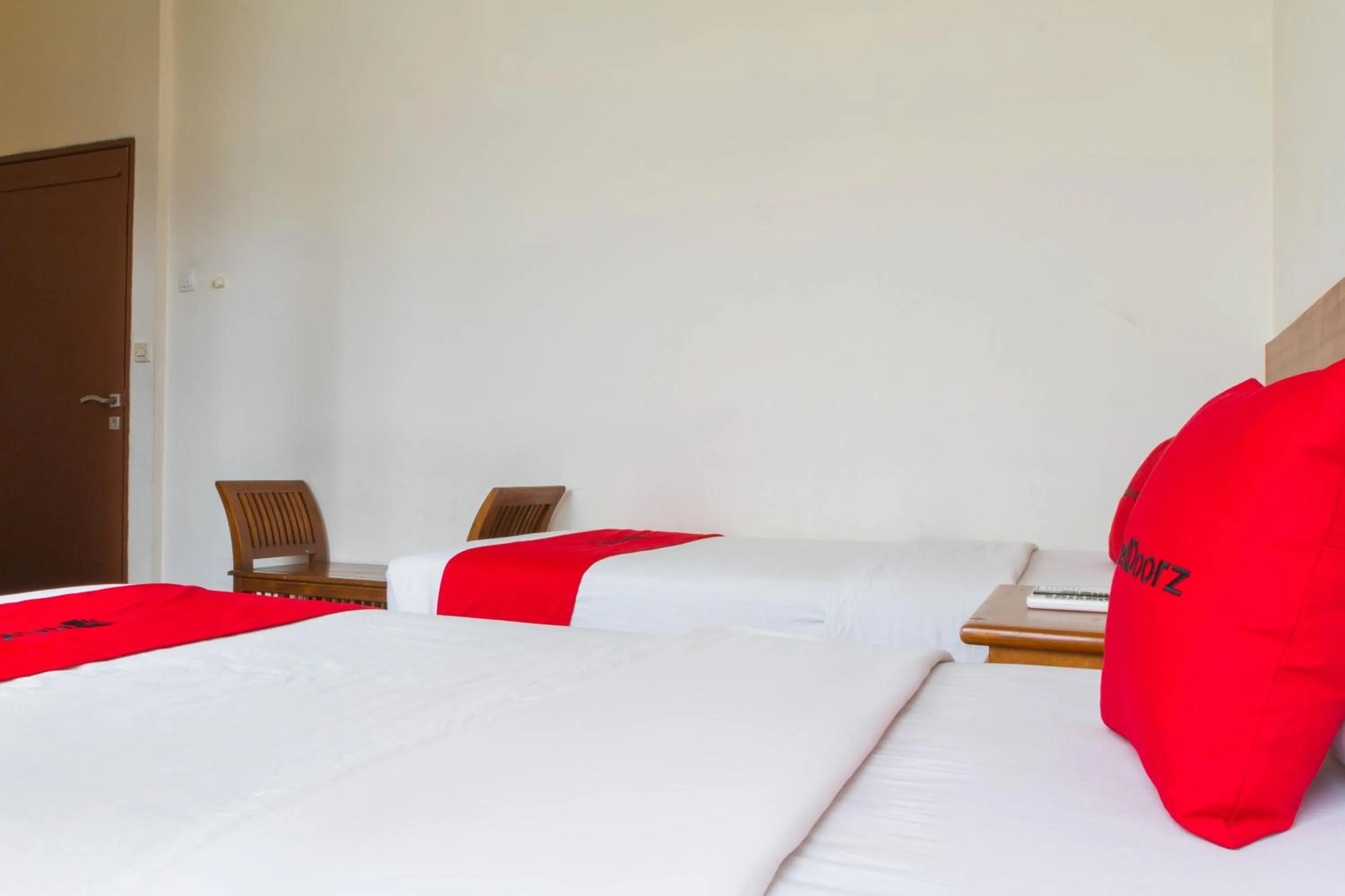 Bed in RedDoorz Plus @ Surapati 2