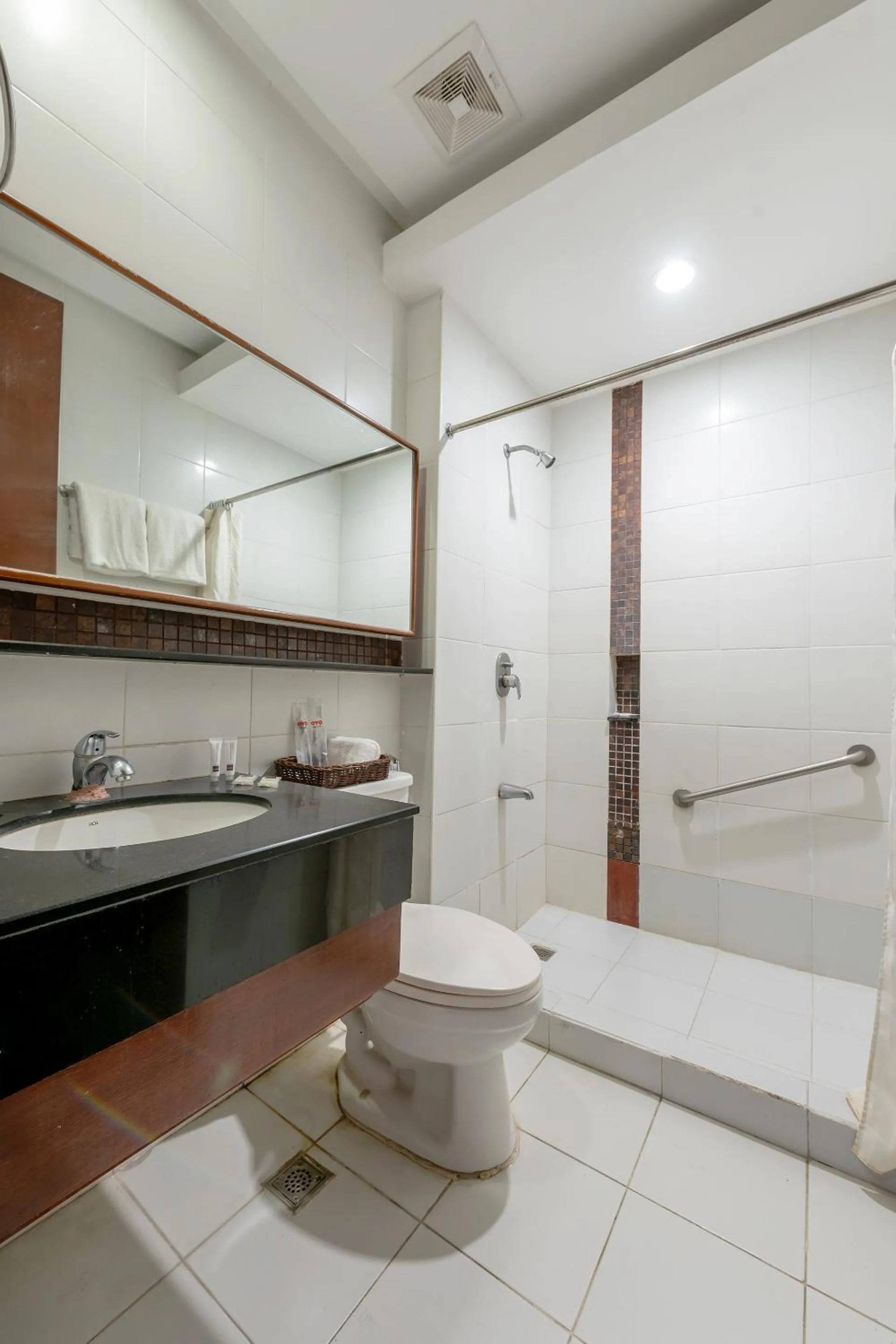 Shower, Bathroom in Capital O 176 Bliss Hotel