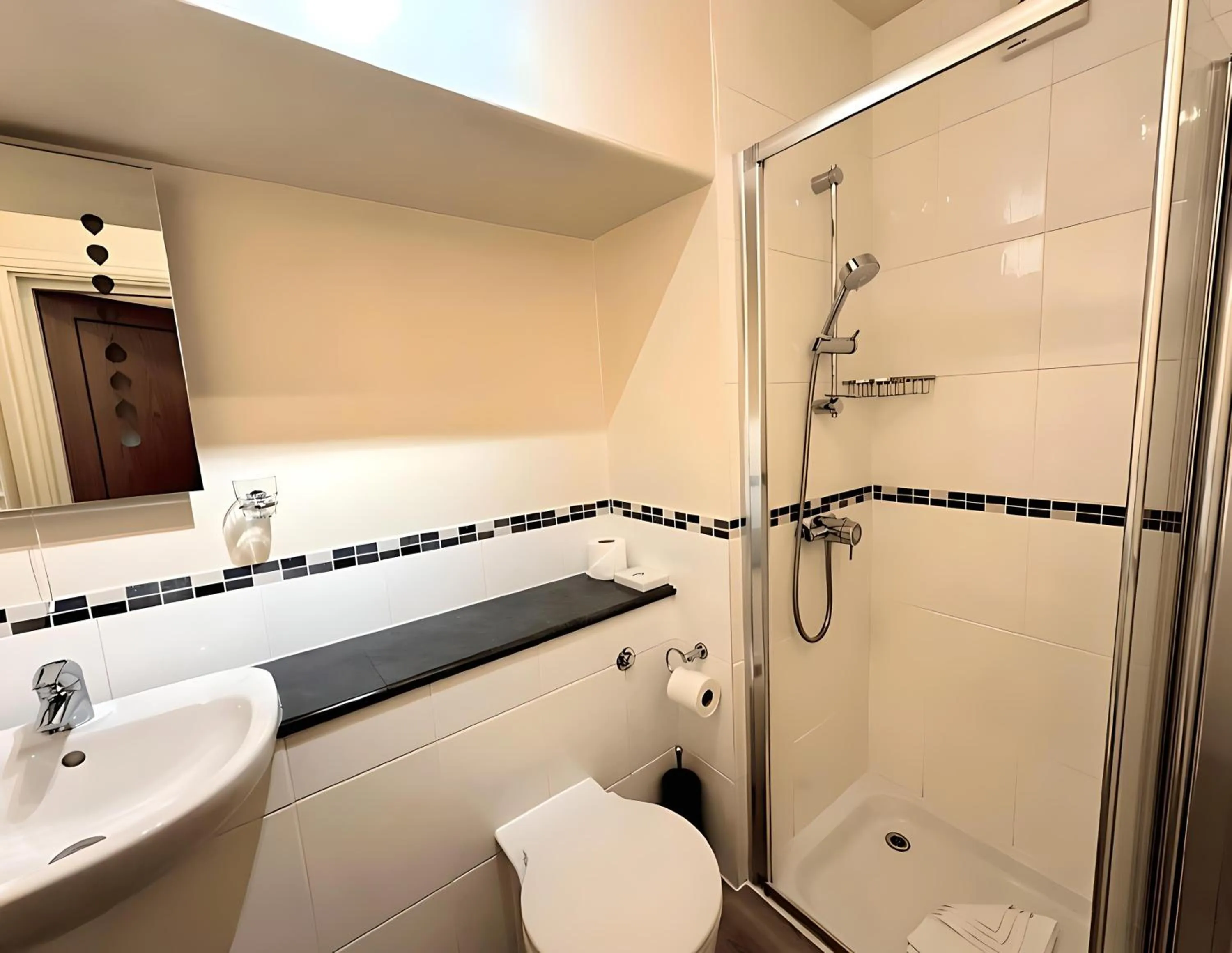 Shower in Caerwylan Hotel