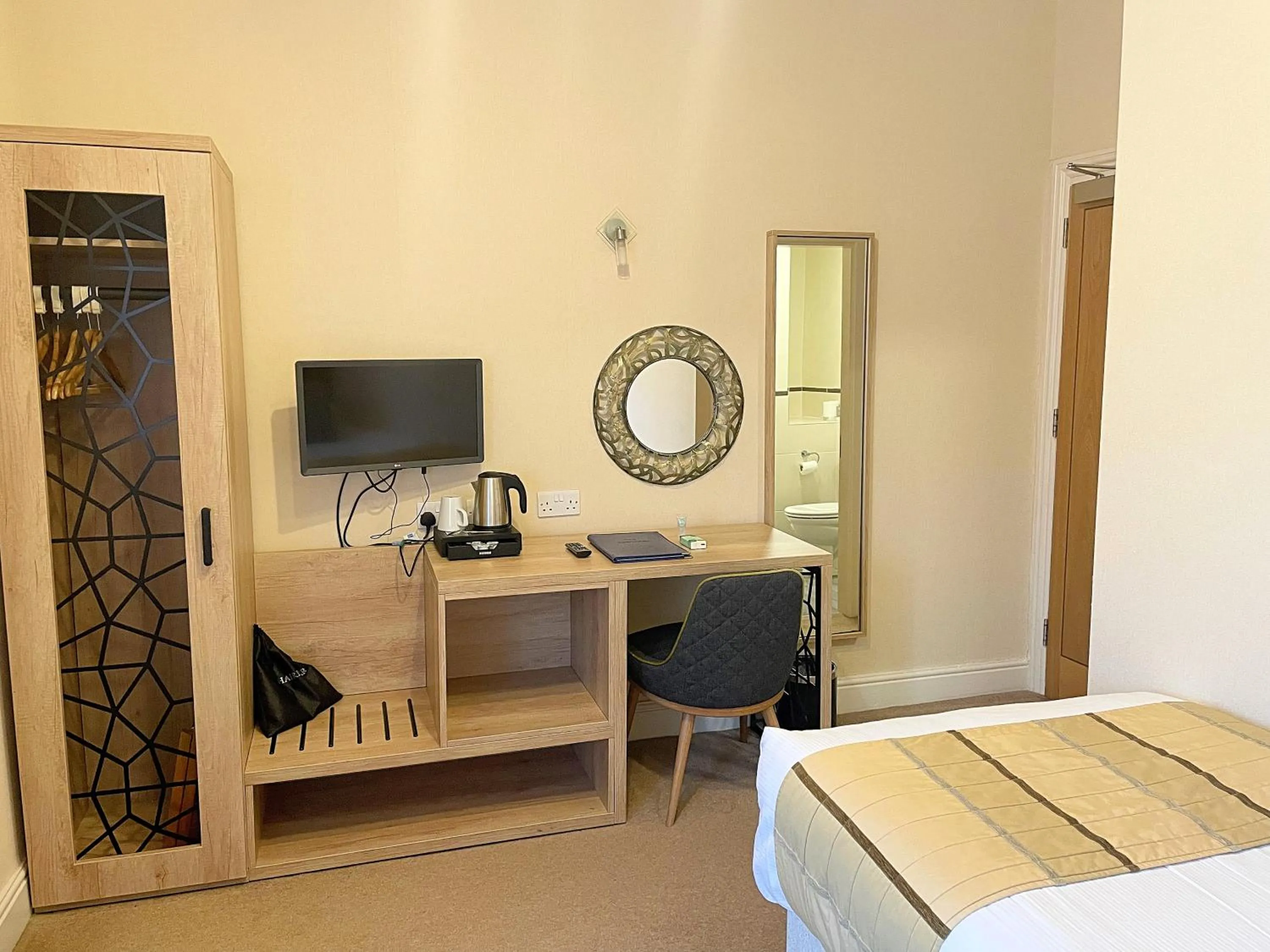 Bedroom, Bed in Caerwylan Hotel