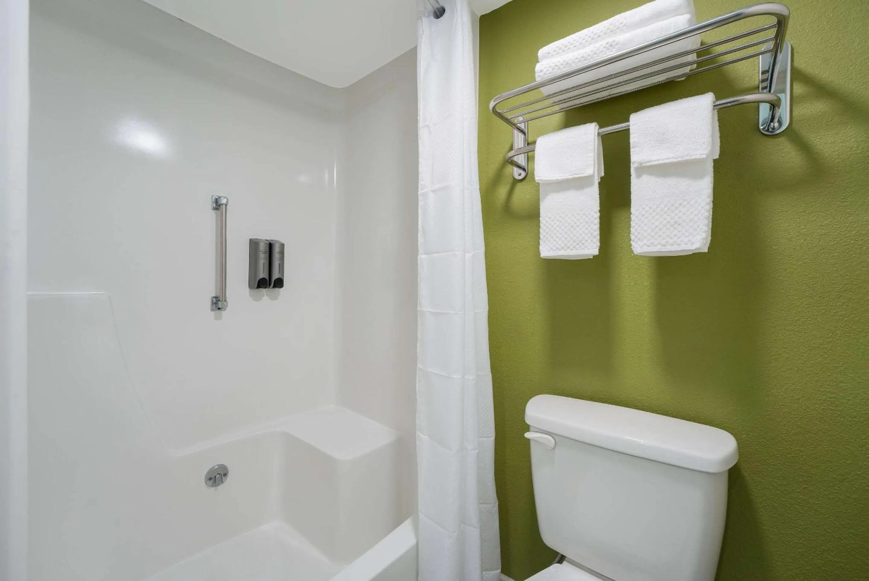 Bedroom in Rodeway Inn