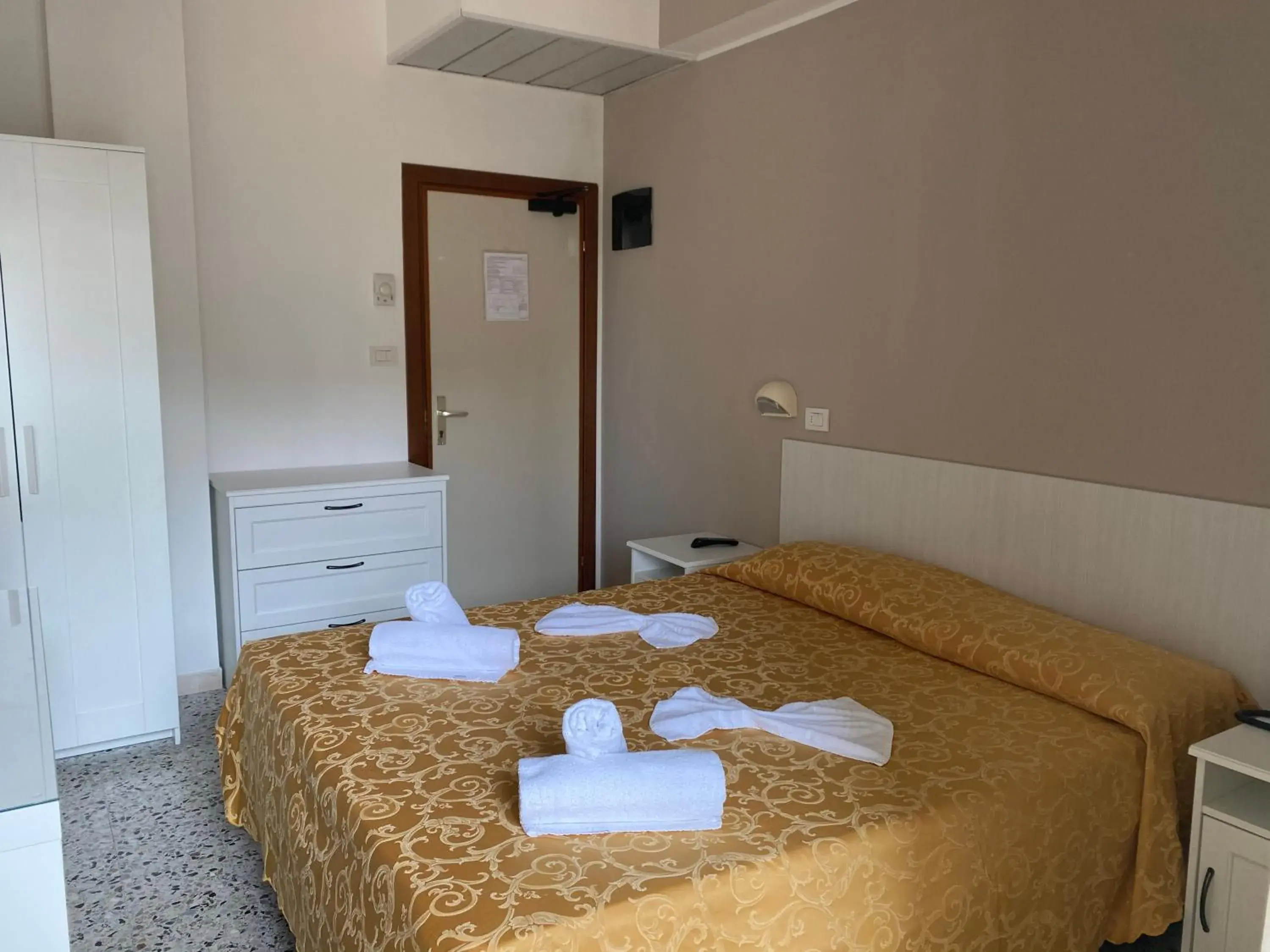 Economy Double or Twin Room in Hotel Modenese Economy Double or Twin Room in Hotel Modenese