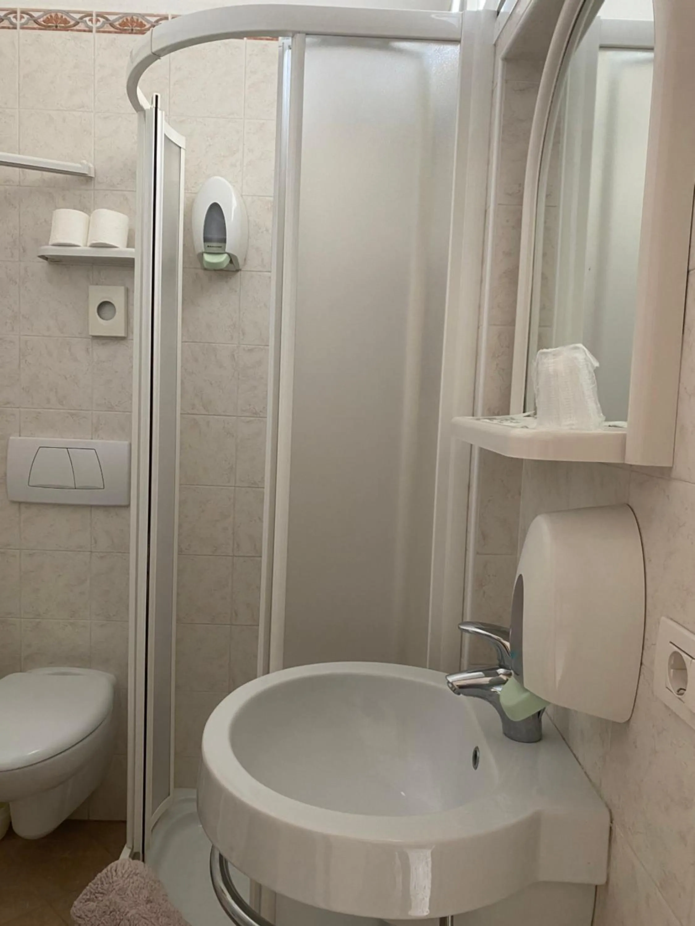 Toilet in Hotel Modenese