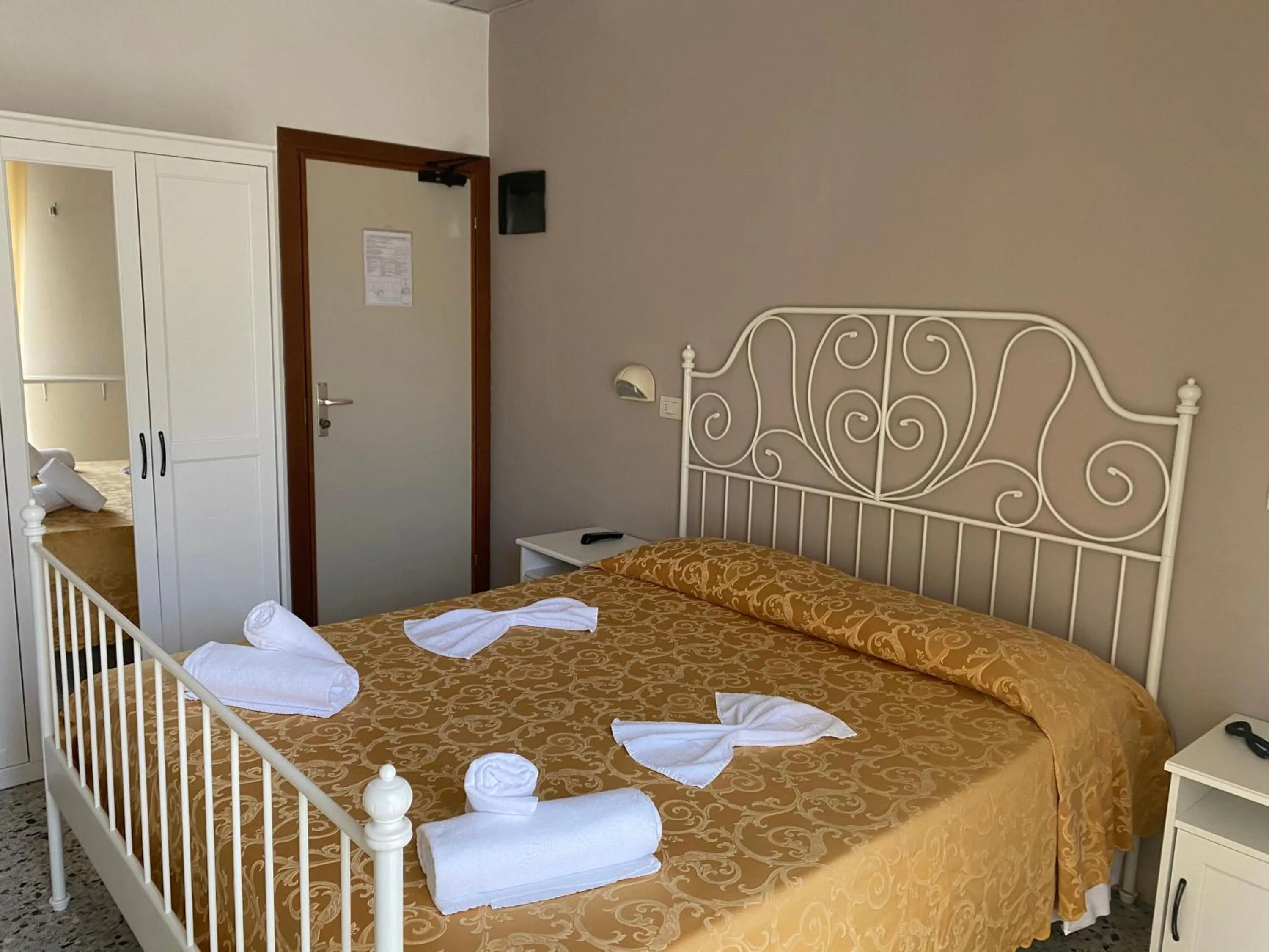 Bed in Hotel Modenese