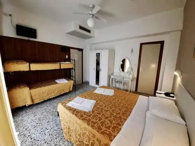 Standard Quadruple Room in Hotel Modenese Standard Quadruple Room in Hotel Modenese