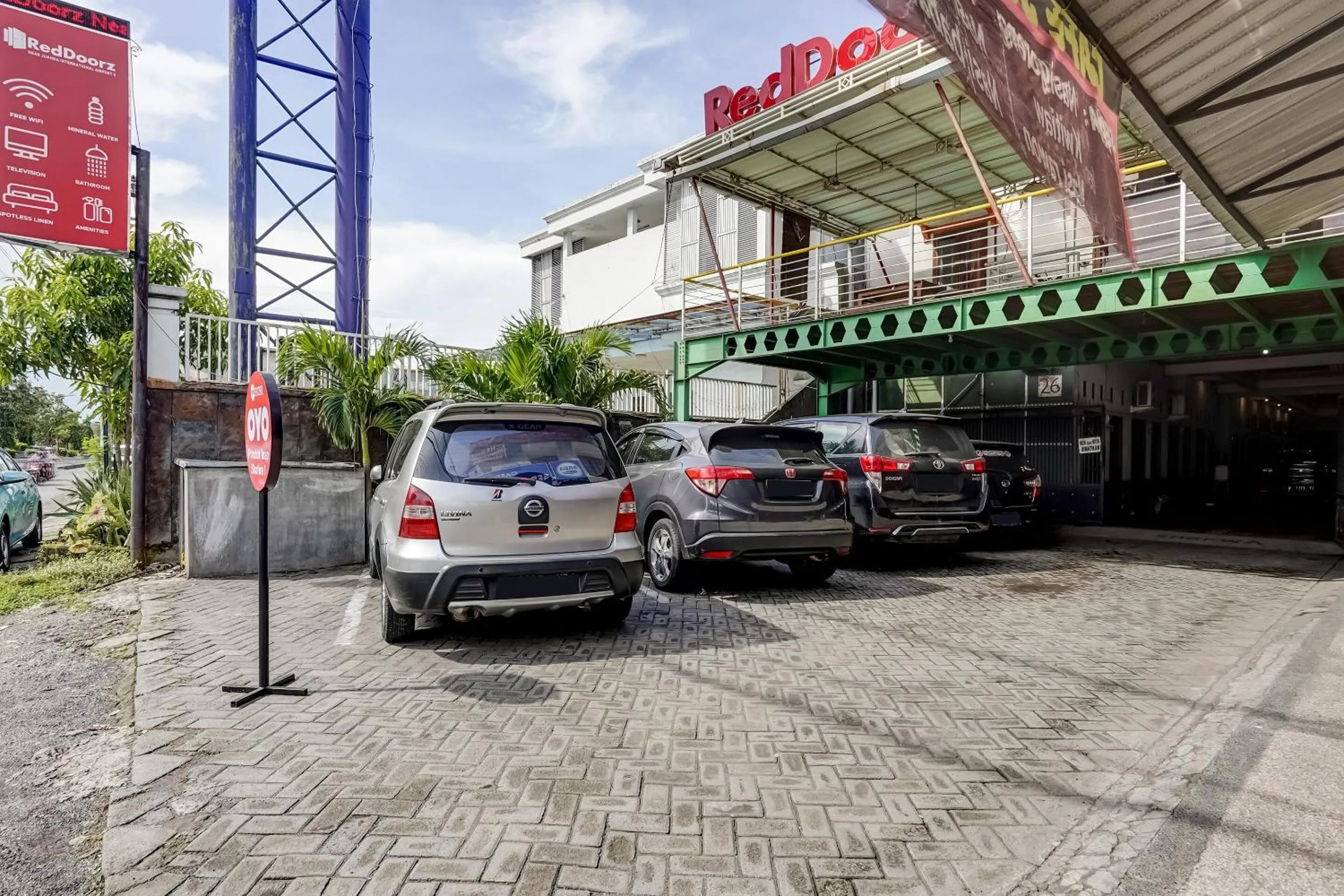 Facade/entrance in OYO 91292 Pondok Inap Shofwa 1