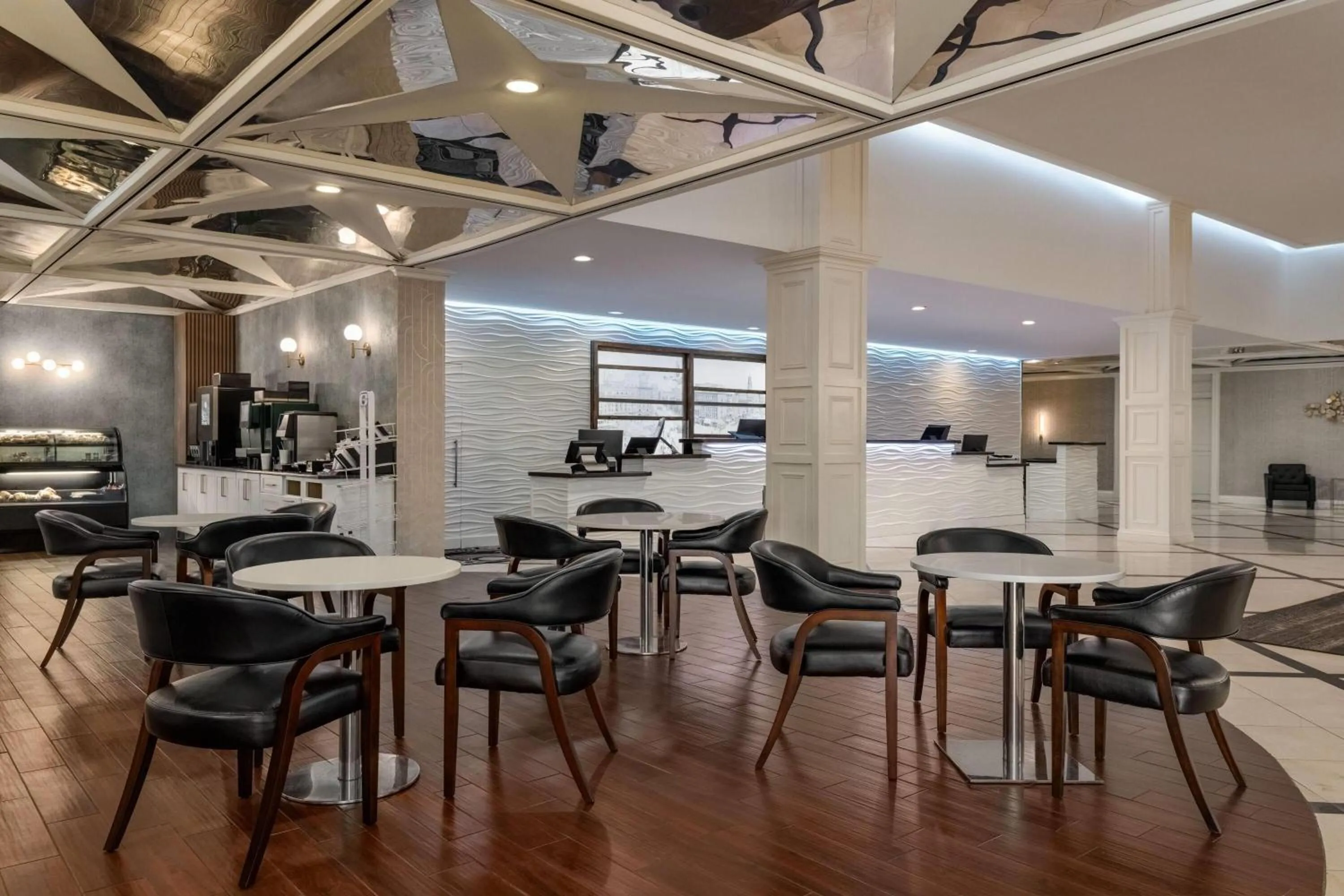 Lobby or reception in Fort Pontchartrain Detroit, a Wyndham Hotel