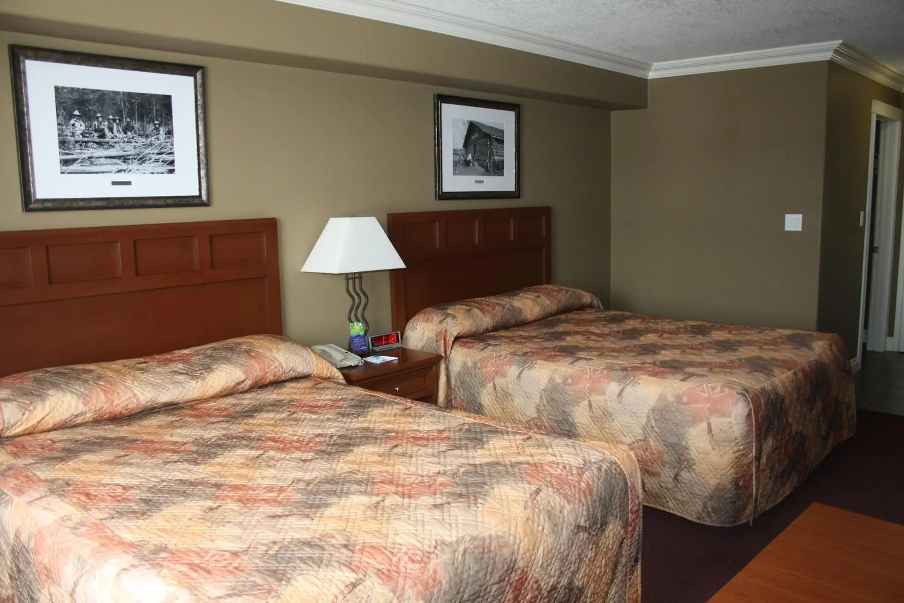 Queen Room with Two Queen Beds - Non-Smoking in Lakeview Inns & Suites - Edson Airport West Queen Room with Two Queen Beds - Non-Smoking in Lakeview Inns & Suites - Edson Airport West