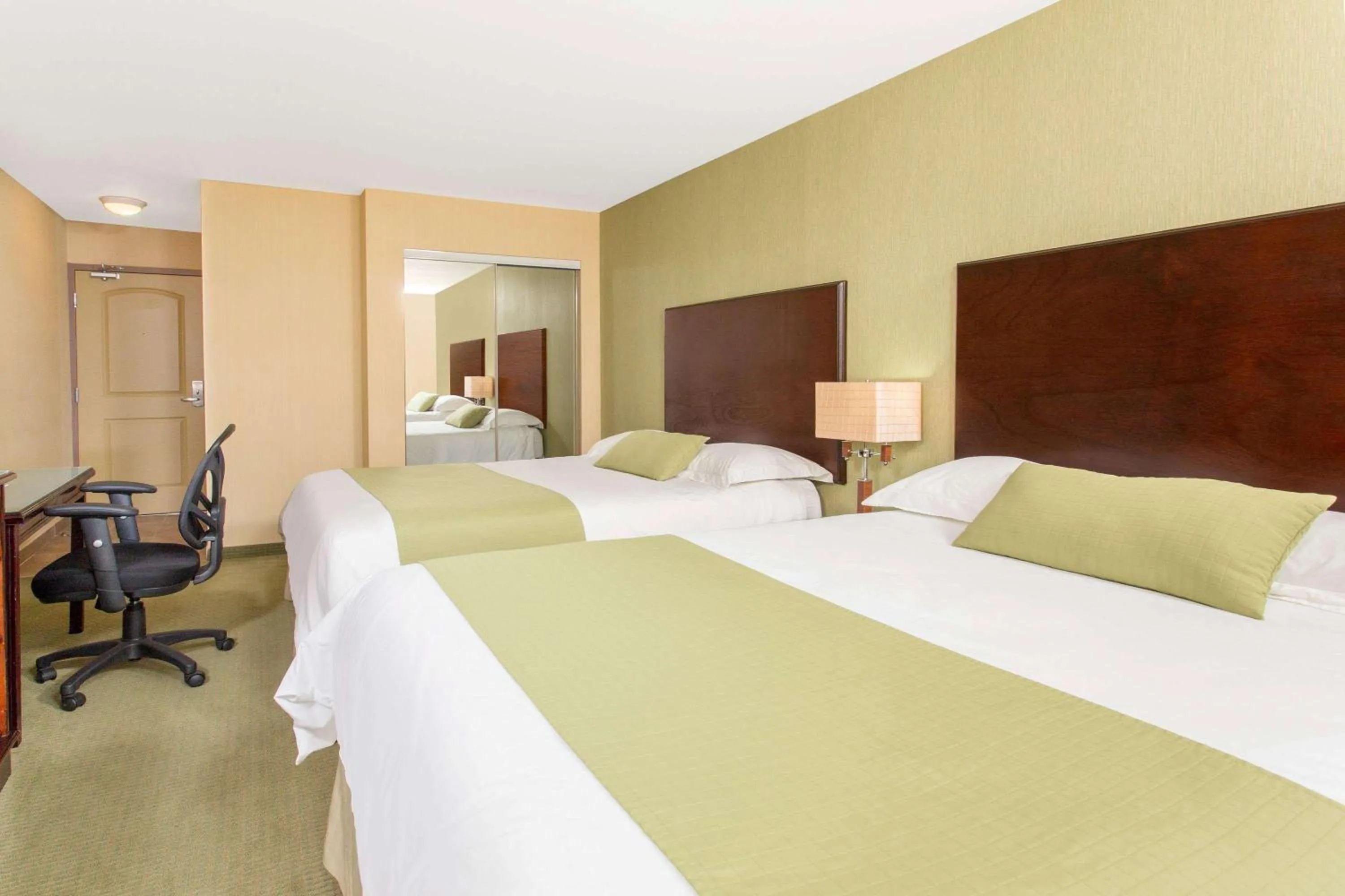 Photo of the whole room, Bed in Ramada by Wyndham Williams Lake