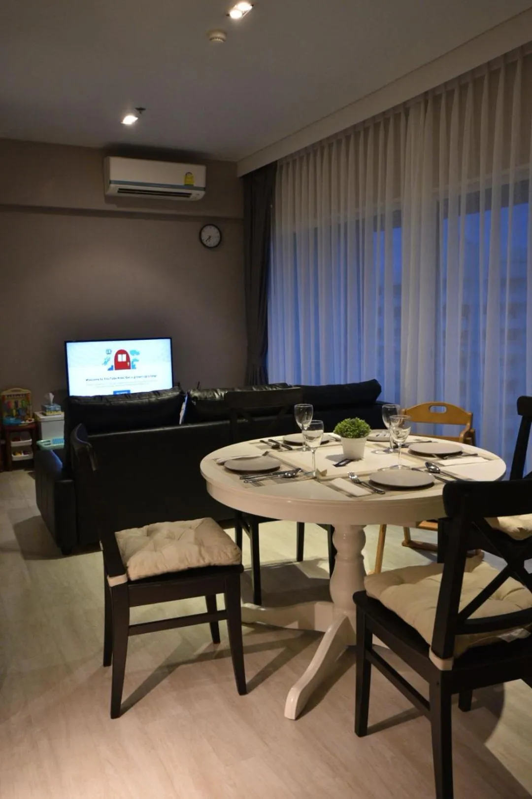 Dining area in Veranda residence pattaya By Kzy