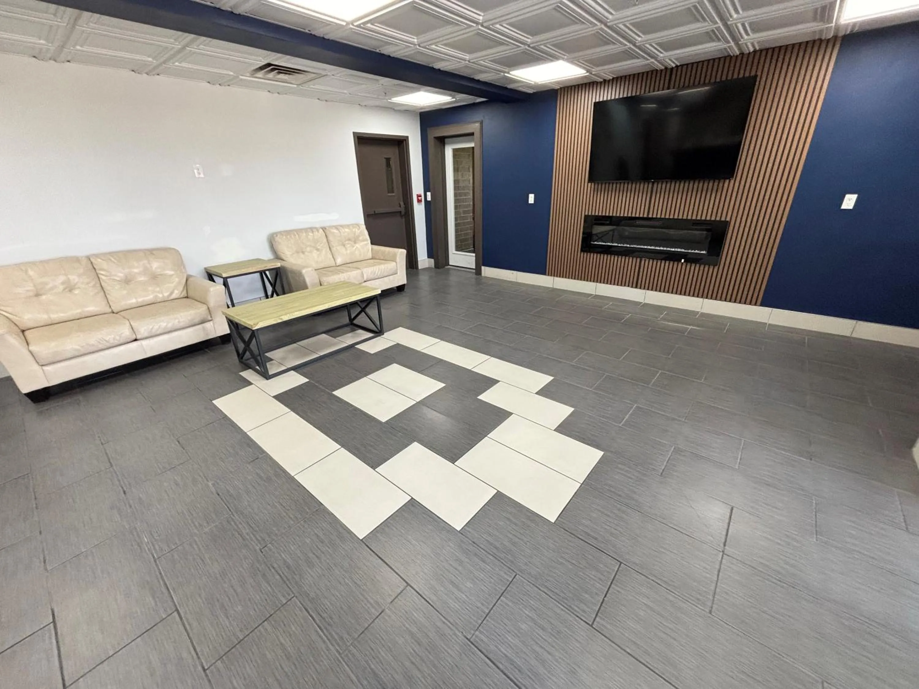 Communal lounge/ TV room in Baymont by Wyndham Jacksonville