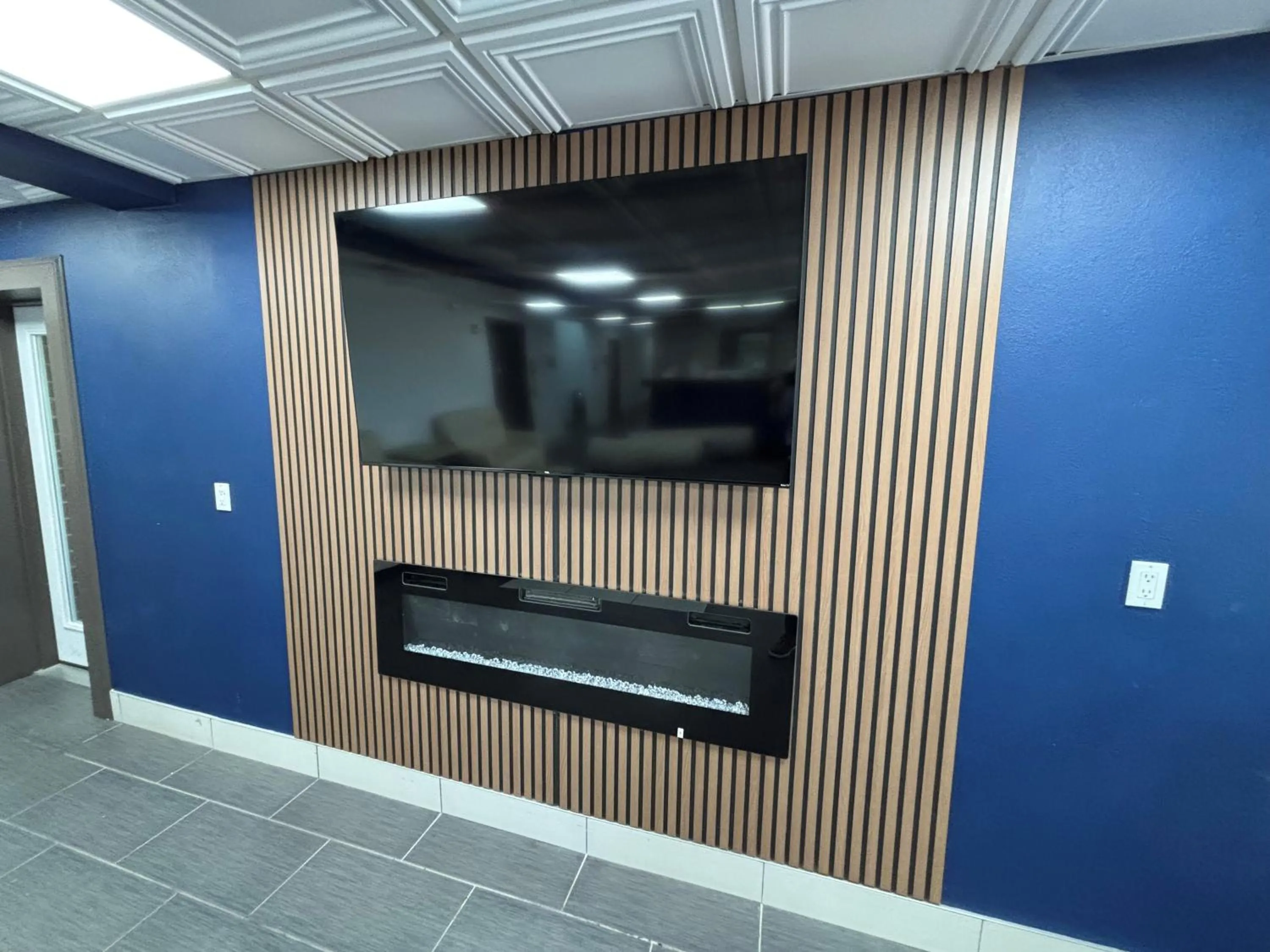 Communal lounge/ TV room in Baymont by Wyndham Jacksonville