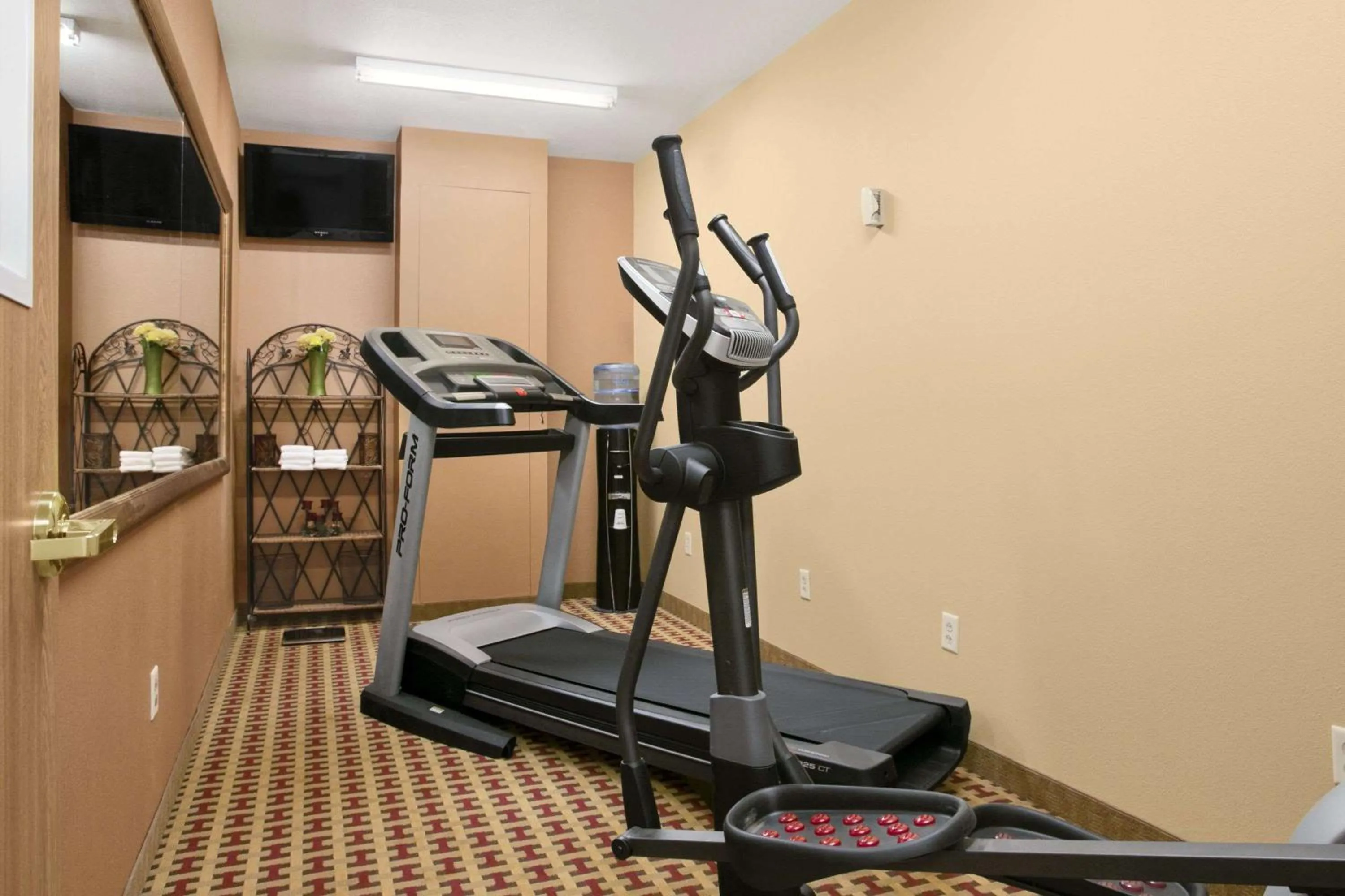 Fitness centre/facilities in Baymont by Wyndham Jacksonville