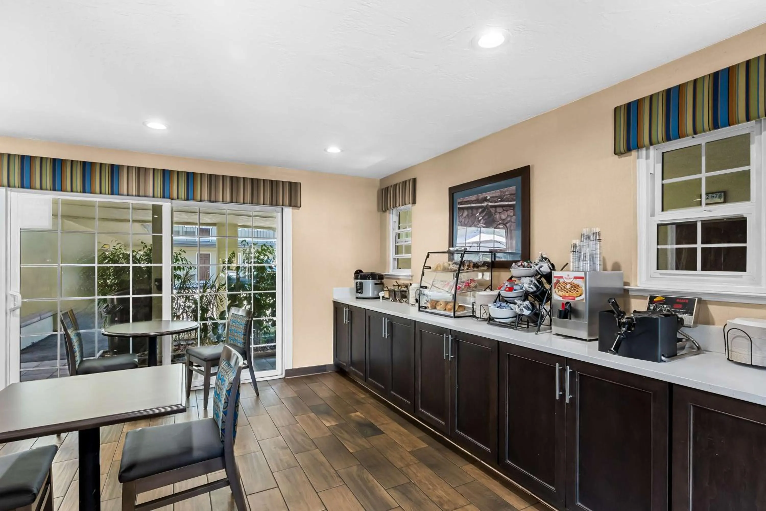 Breakfast in Best Western University Lodge