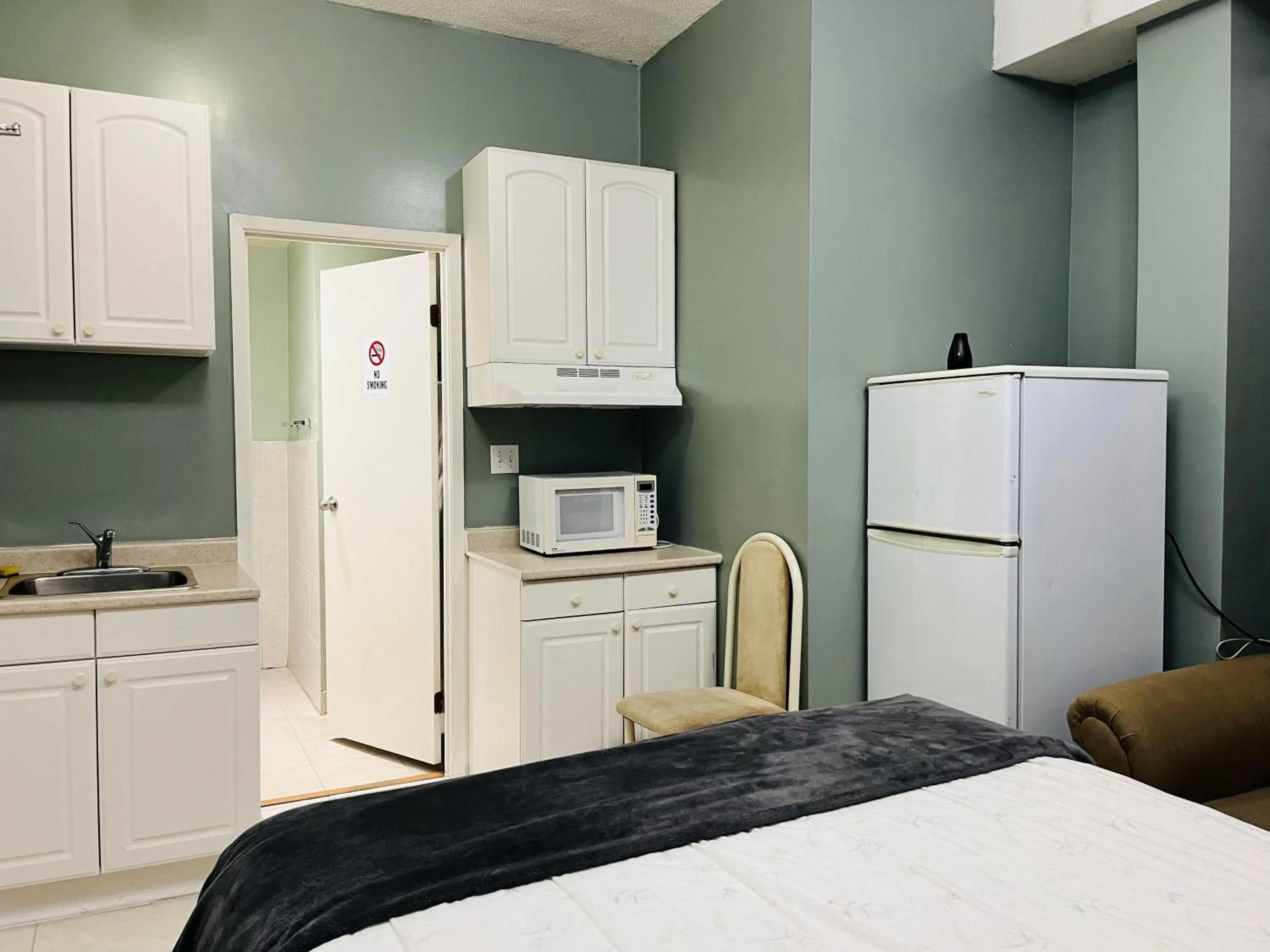Kitchen or kitchenette, Bed in Saint Lawrence Residences and Suites