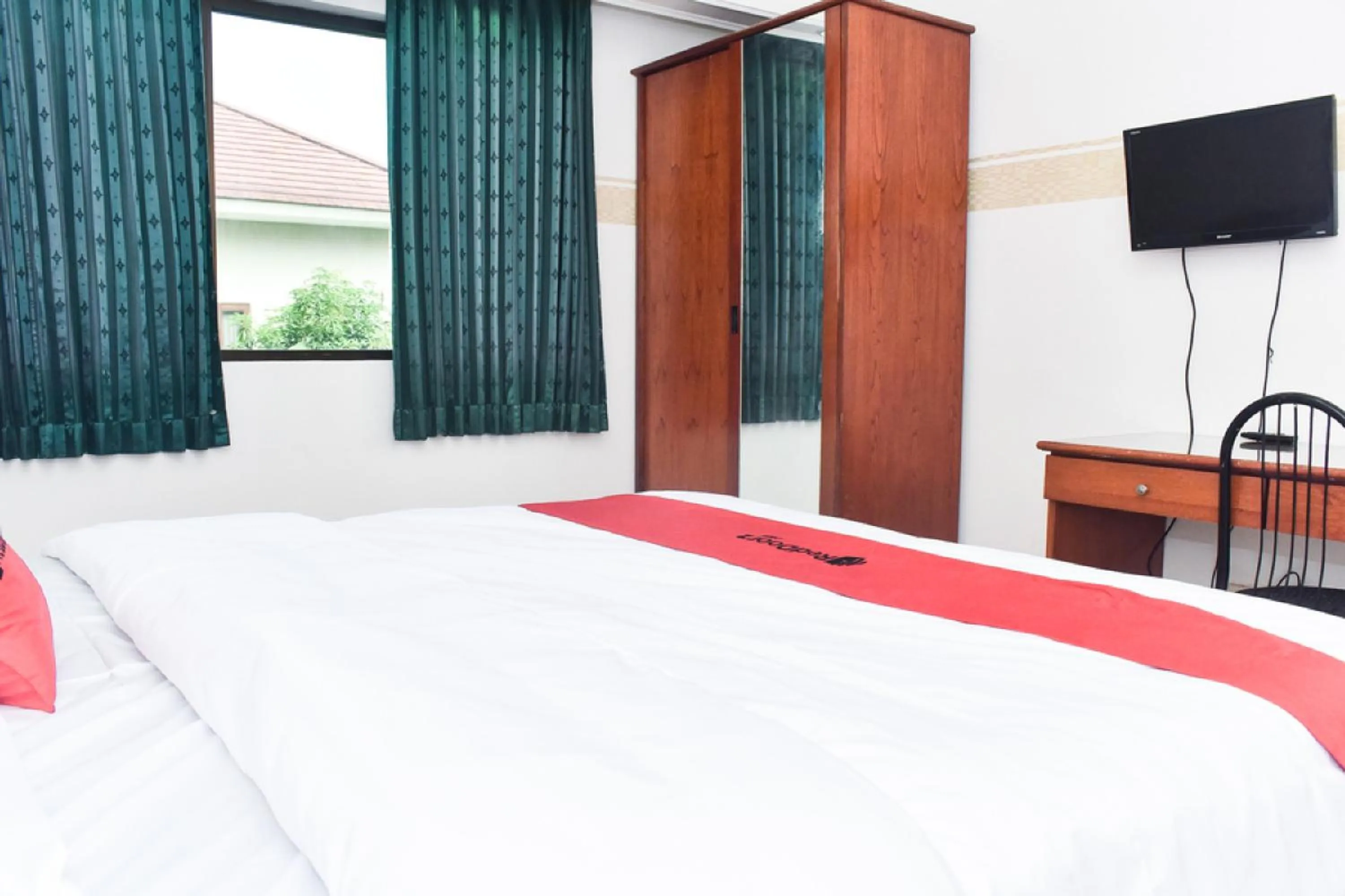 Bed in RedDoorz near Lenmarc Mall Surabaya