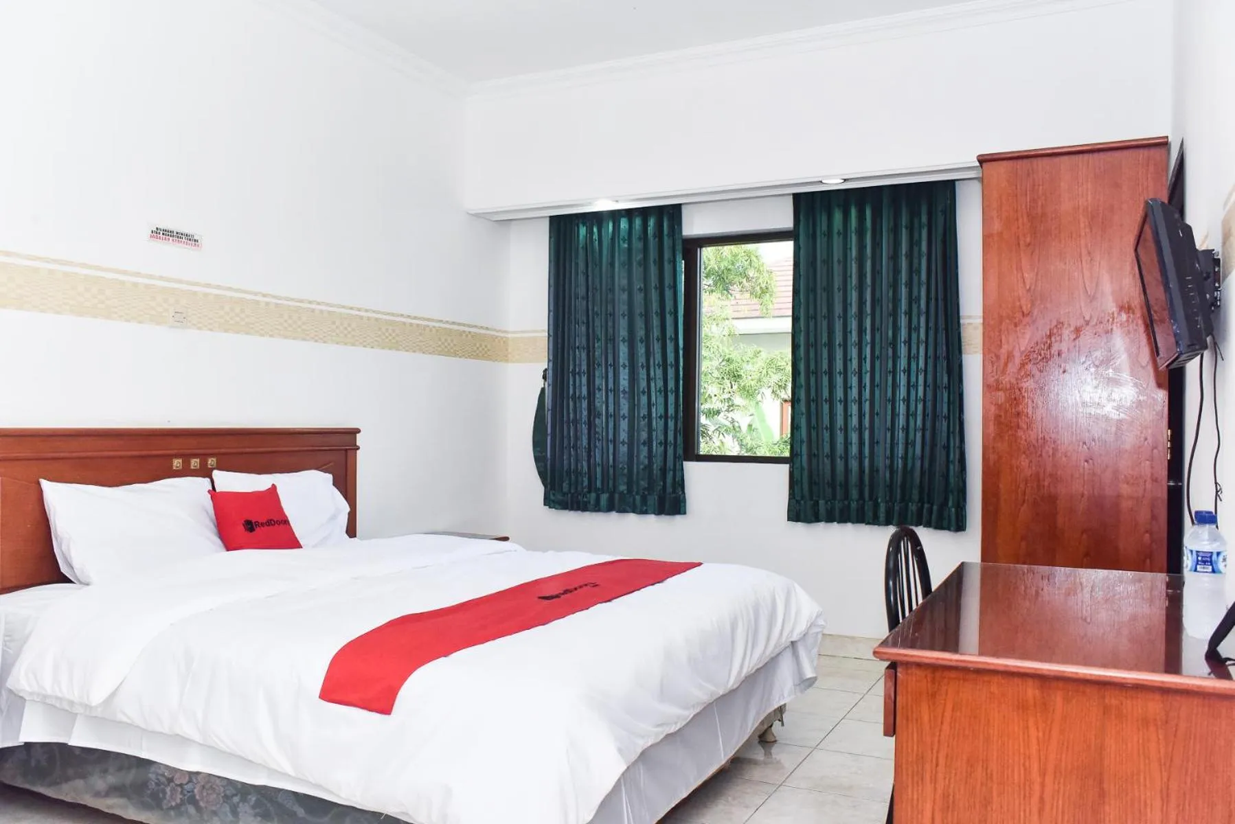 Photo of the whole room, Bed in RedDoorz near Lenmarc Mall Surabaya
