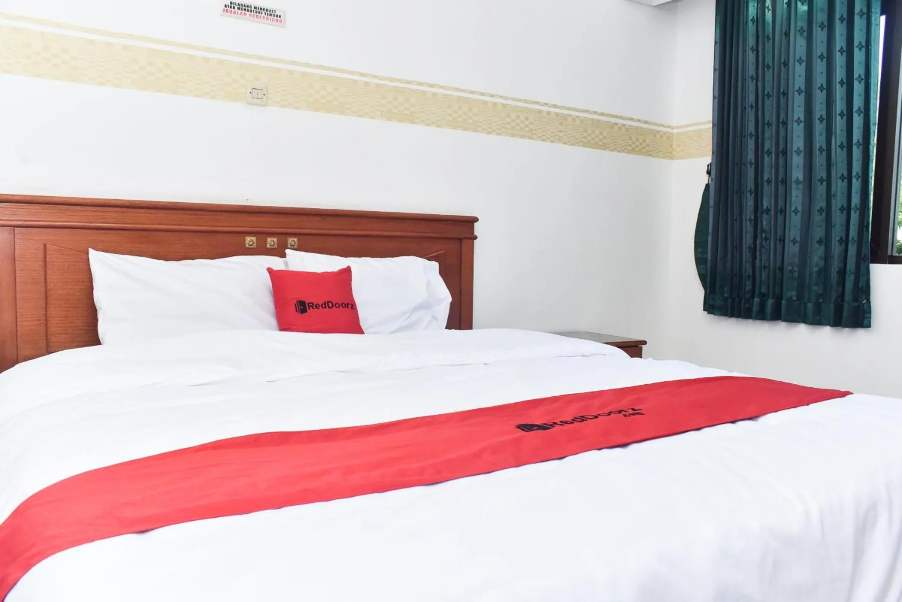 Bedroom, Bed in RedDoorz near Lenmarc Mall Surabaya