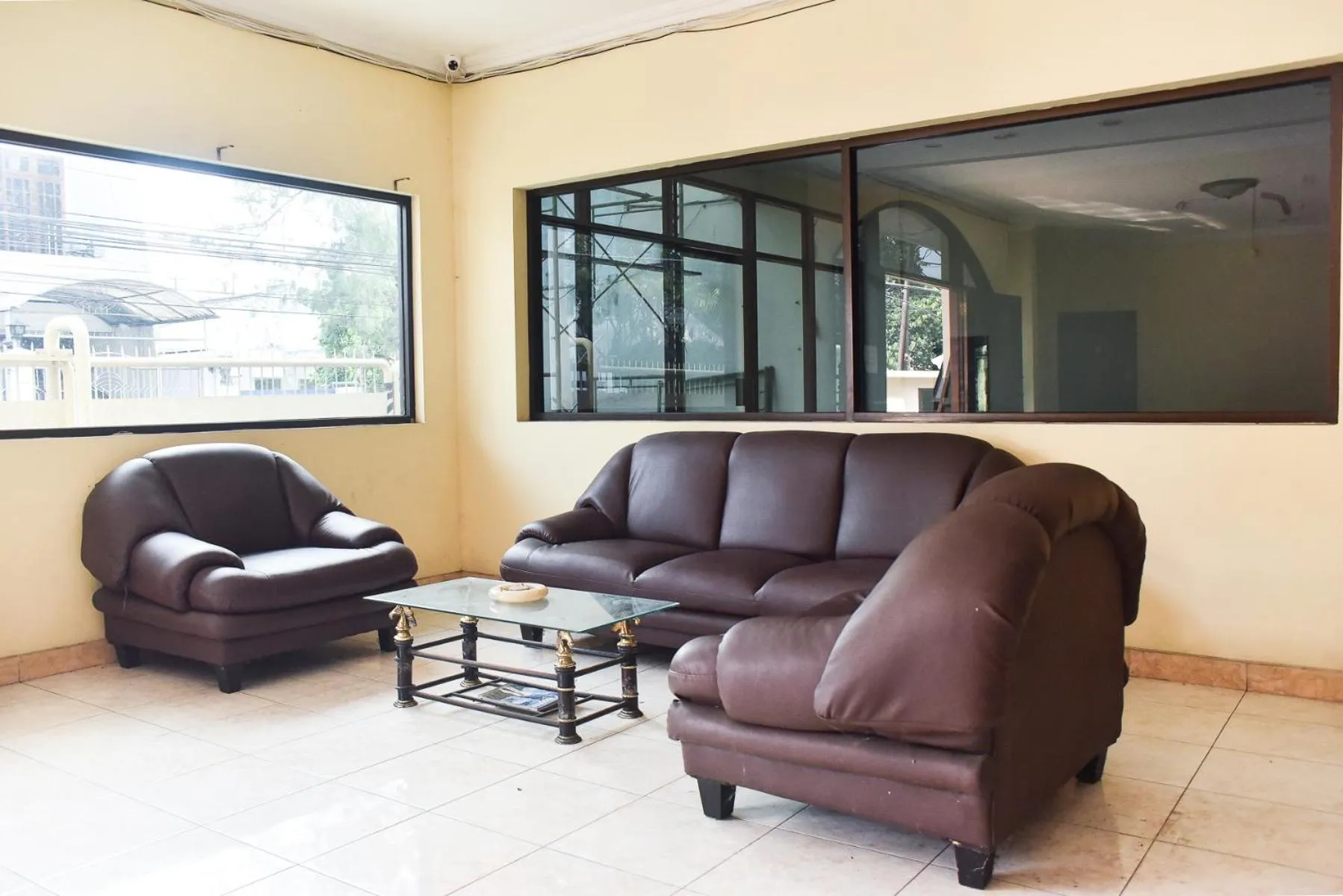 Lobby or reception, Seating Area in RedDoorz near Lenmarc Mall Surabaya