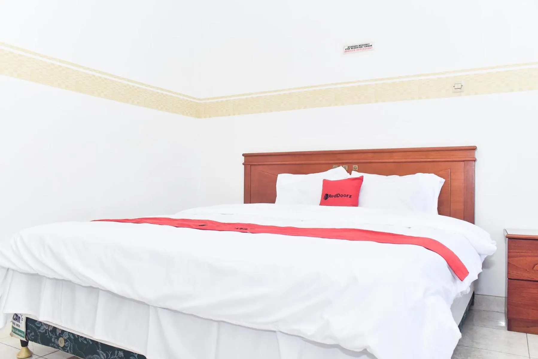 Photo of the whole room, Bed in RedDoorz near Lenmarc Mall Surabaya